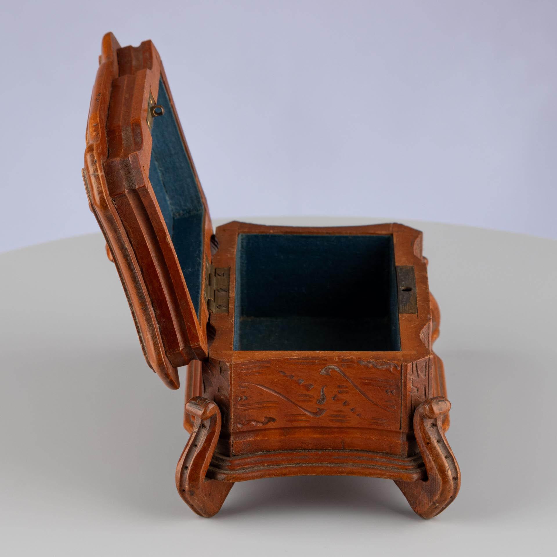 Antique Black Forest Hand-Carved Brown Wooden Trinket Jewellery Box, circa 1900 For Sale 9
