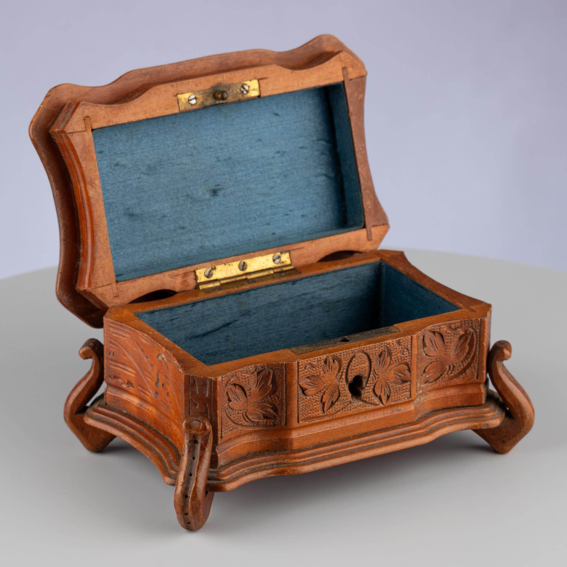 Antique Black Forest Hand-Carved Brown Wooden Trinket Jewellery Box, circa 1900 For Sale 10