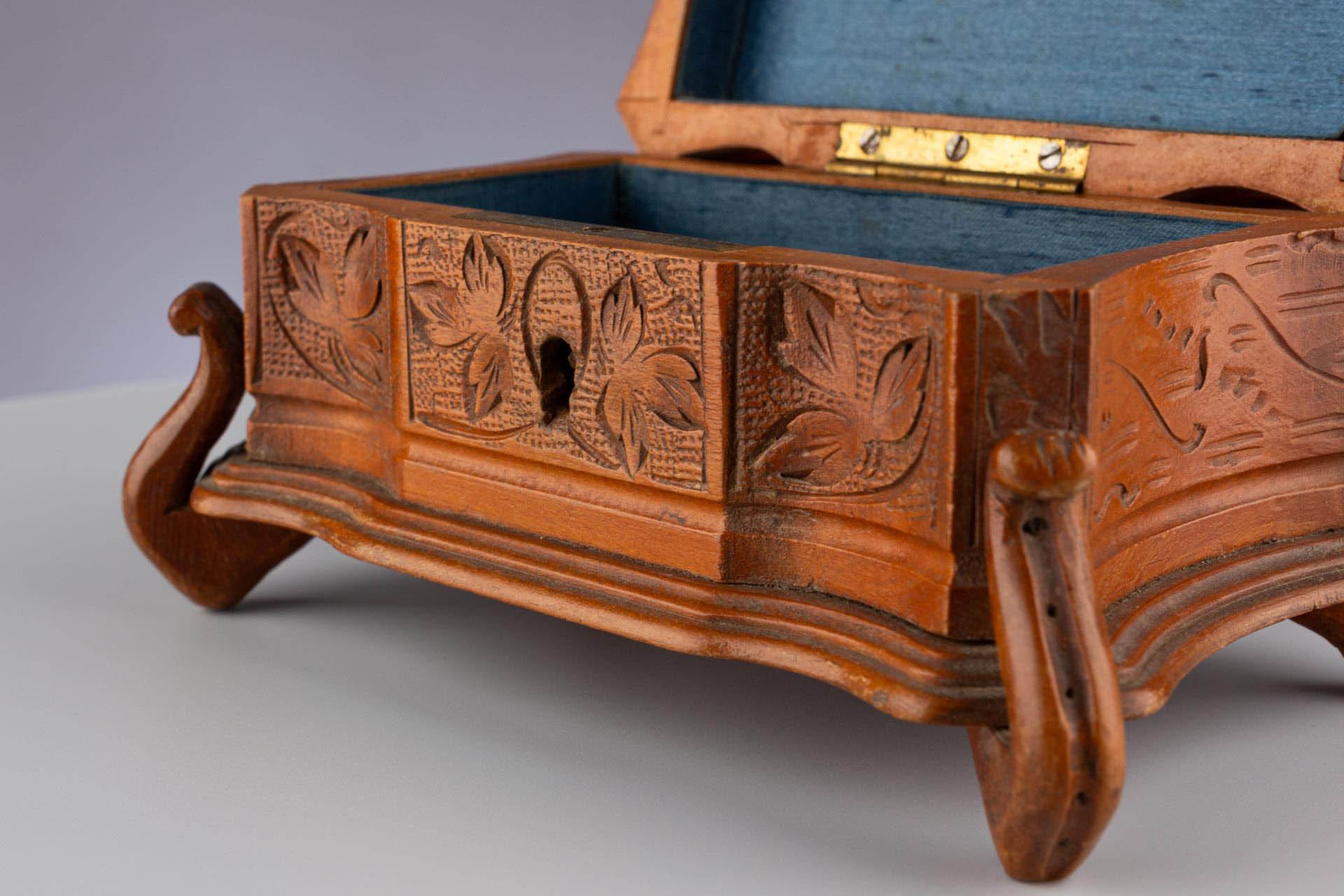 Antique Black Forest Hand-Carved Brown Wooden Trinket Jewellery Box, circa 1900 For Sale 12