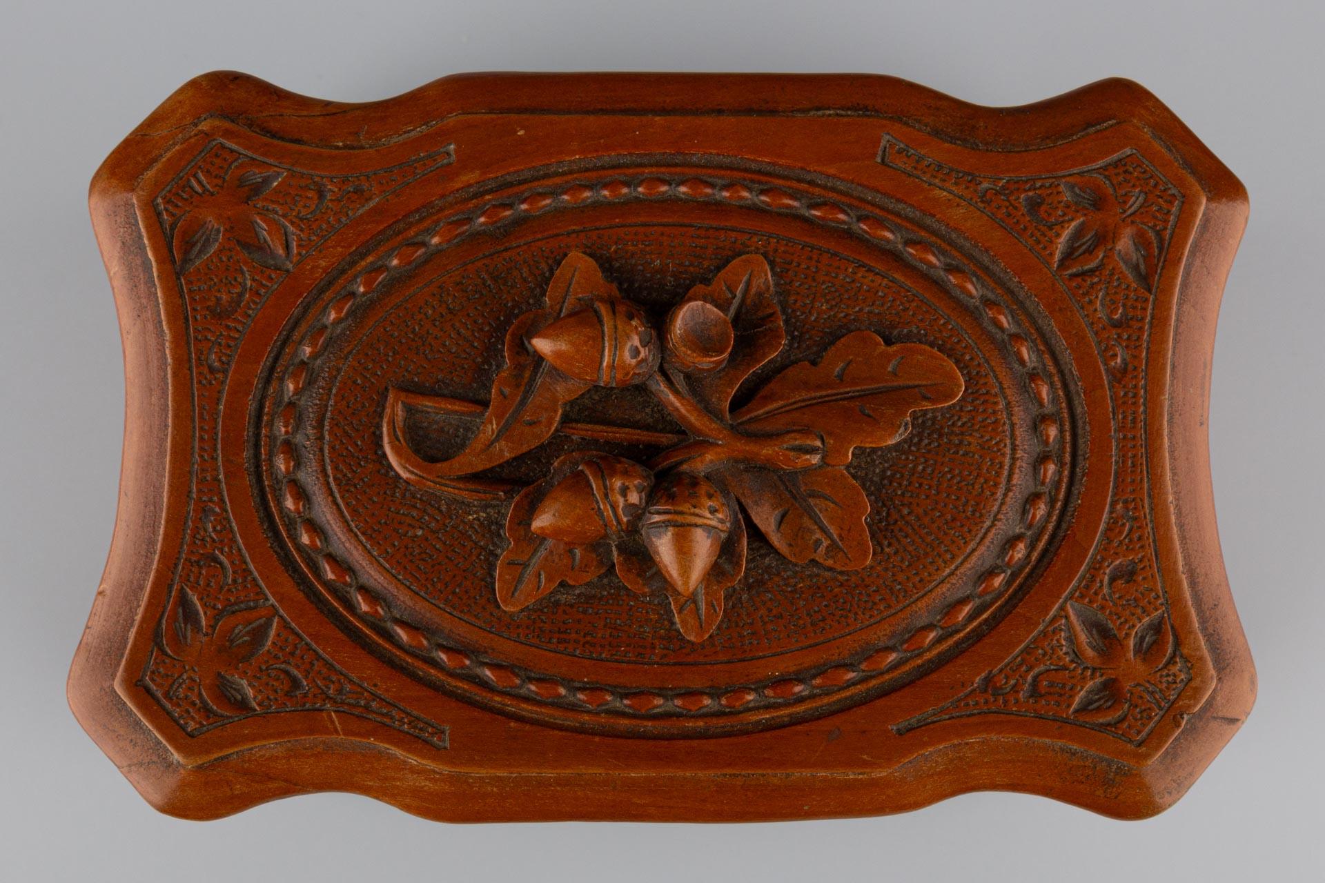 Antique Black Forest Hand-Carved Brown Wooden Trinket Jewellery Box, circa 1900 For Sale 13