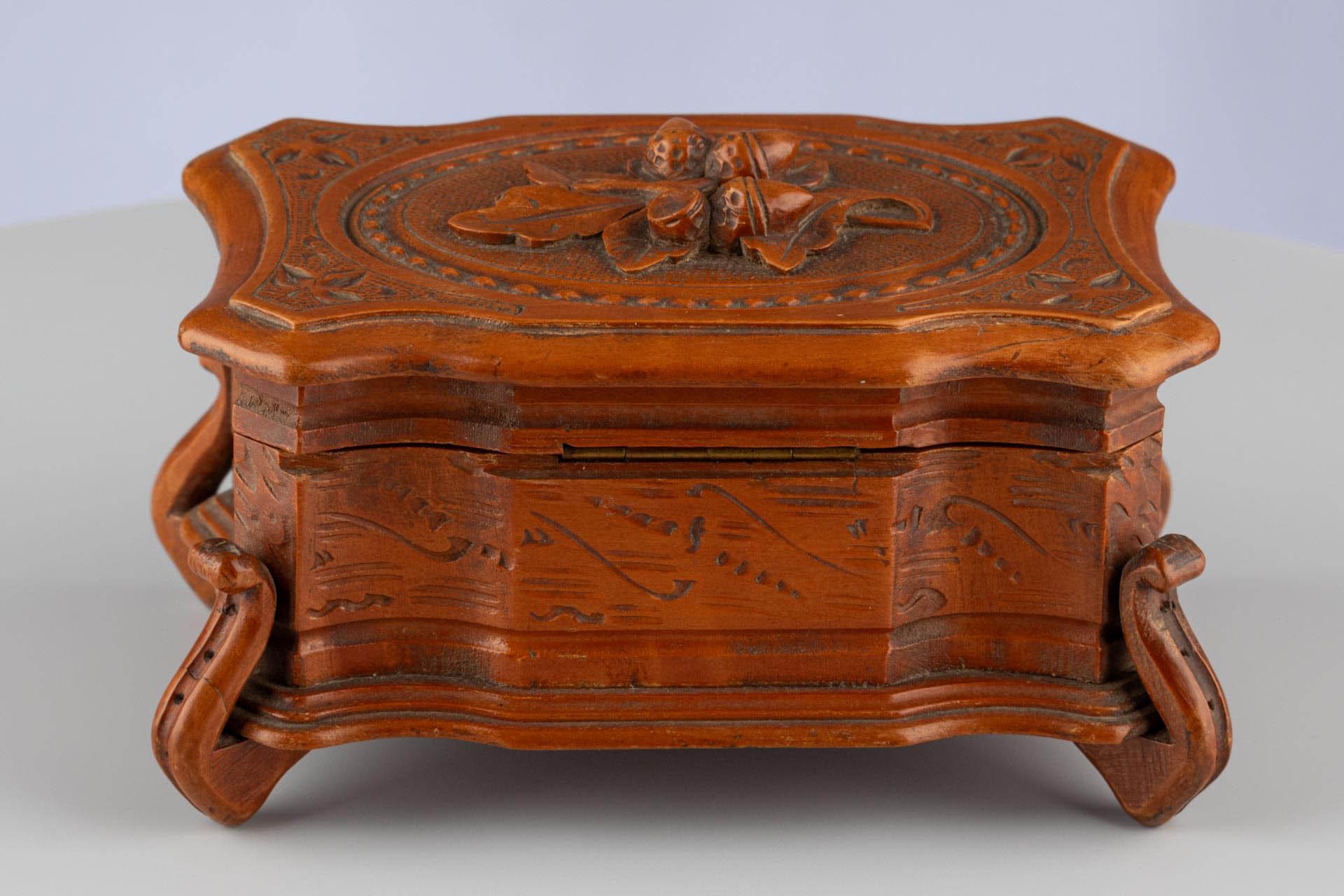 German Antique Black Forest Hand-Carved Brown Wooden Trinket Jewellery Box, circa 1900 For Sale