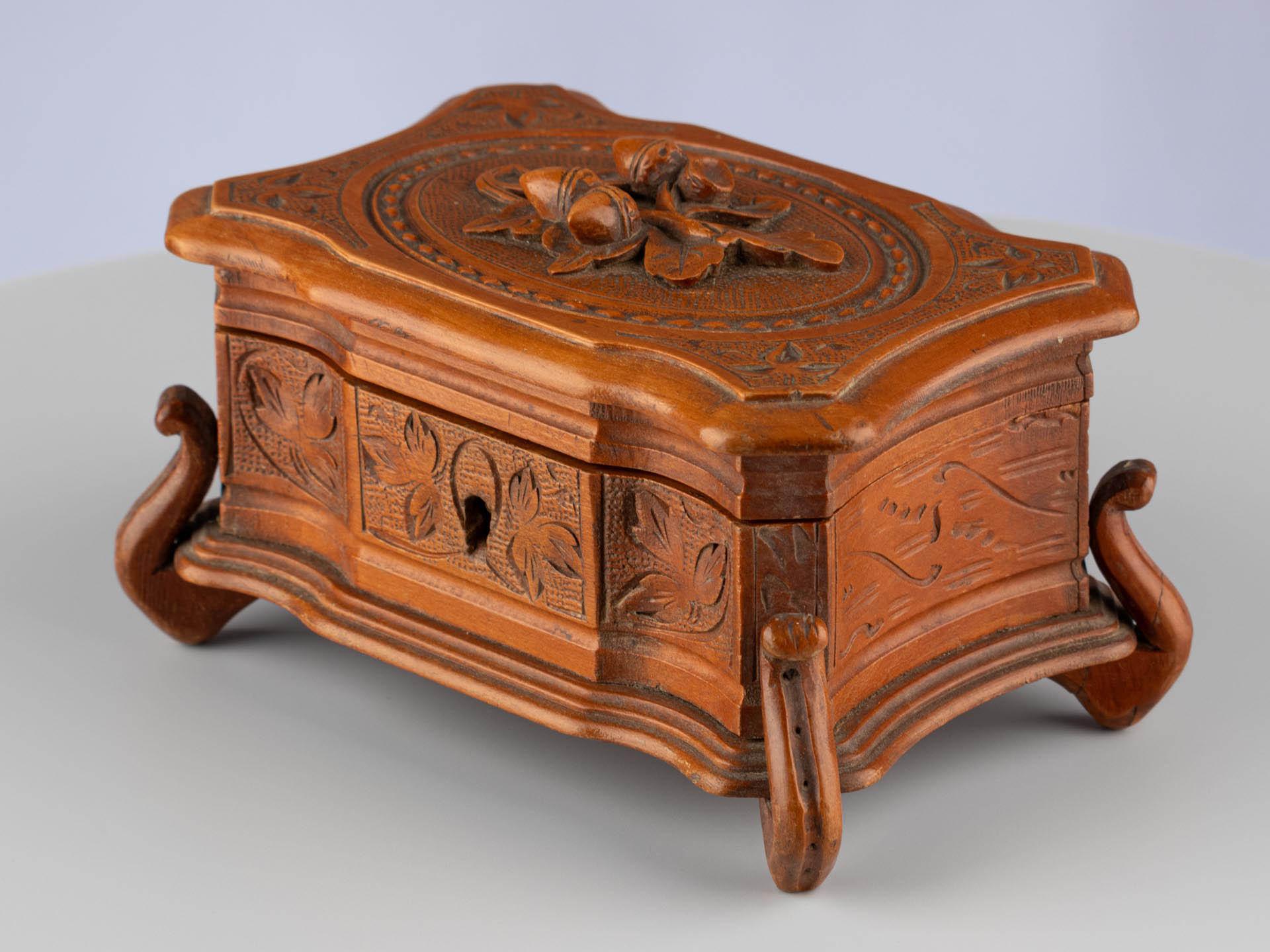 Antique Black Forest Hand-Carved Brown Wooden Trinket Jewellery Box, circa 1900 In Good Condition For Sale In Greven, DE