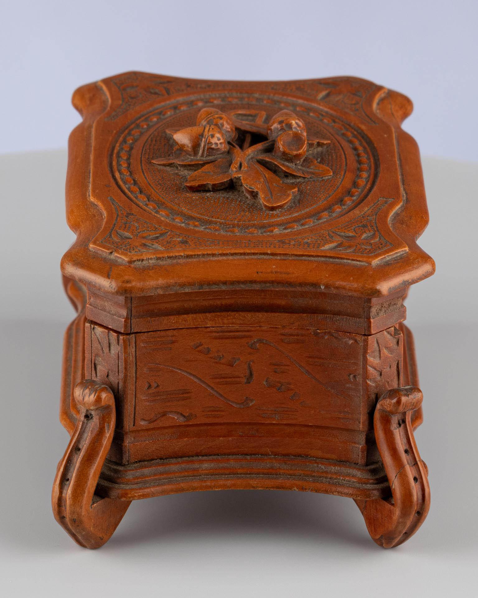 19th Century Antique Black Forest Hand-Carved Brown Wooden Trinket Jewellery Box, circa 1900 For Sale