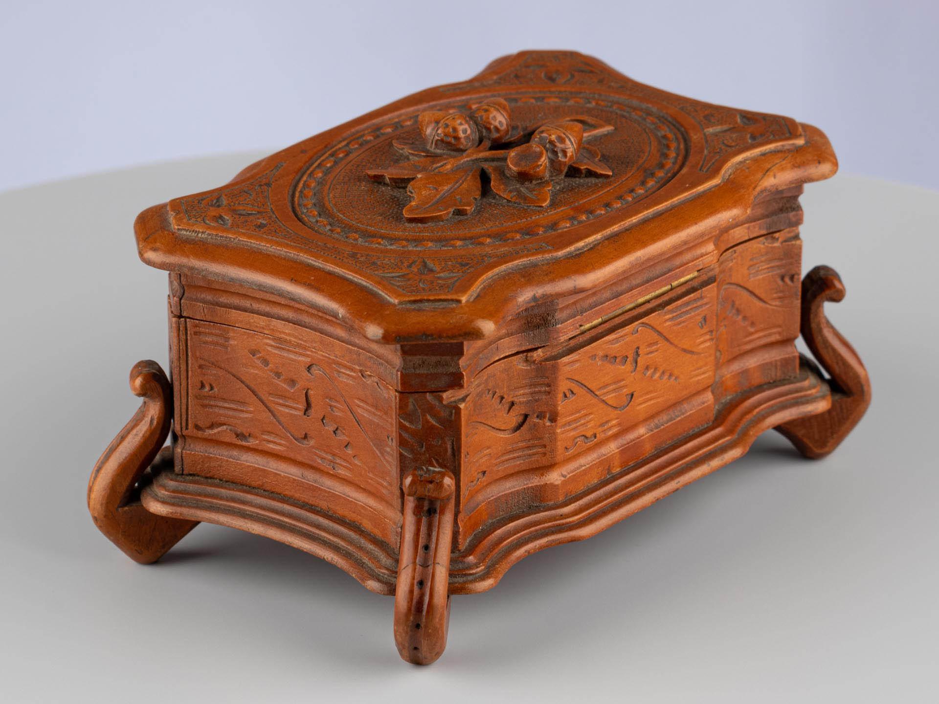 Walnut Antique Black Forest Hand-Carved Brown Wooden Trinket Jewellery Box, circa 1900 For Sale