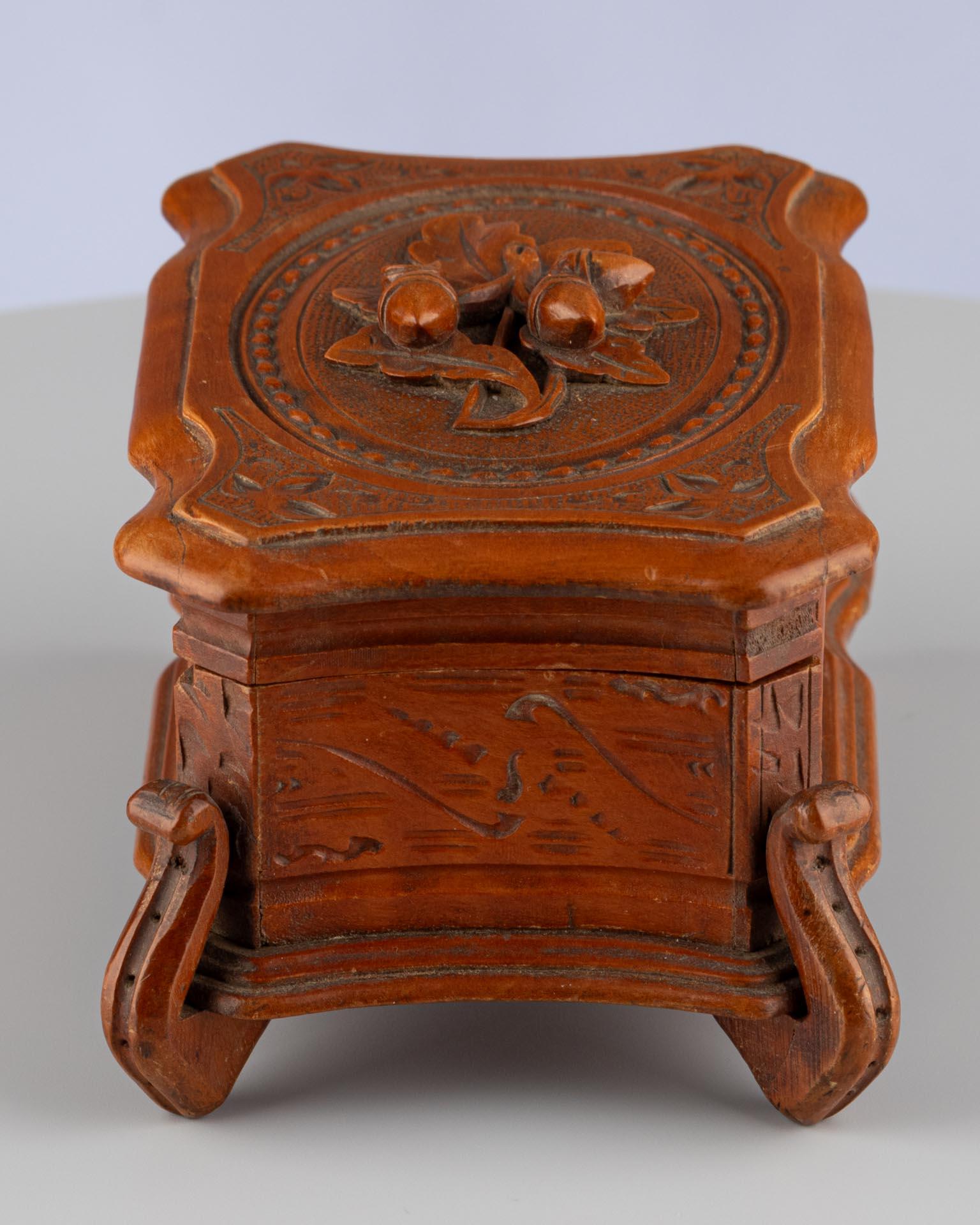 Antique Black Forest Hand-Carved Brown Wooden Trinket Jewellery Box, circa 1900 For Sale 1
