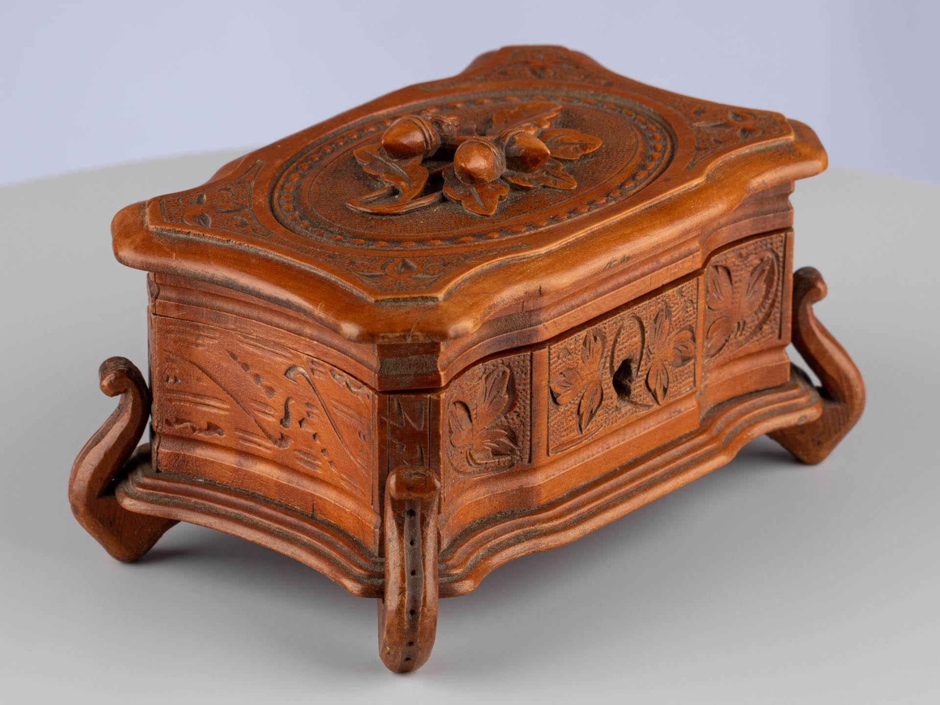 Antique Black Forest Hand-Carved Brown Wooden Trinket Jewellery Box, circa 1900 For Sale 2