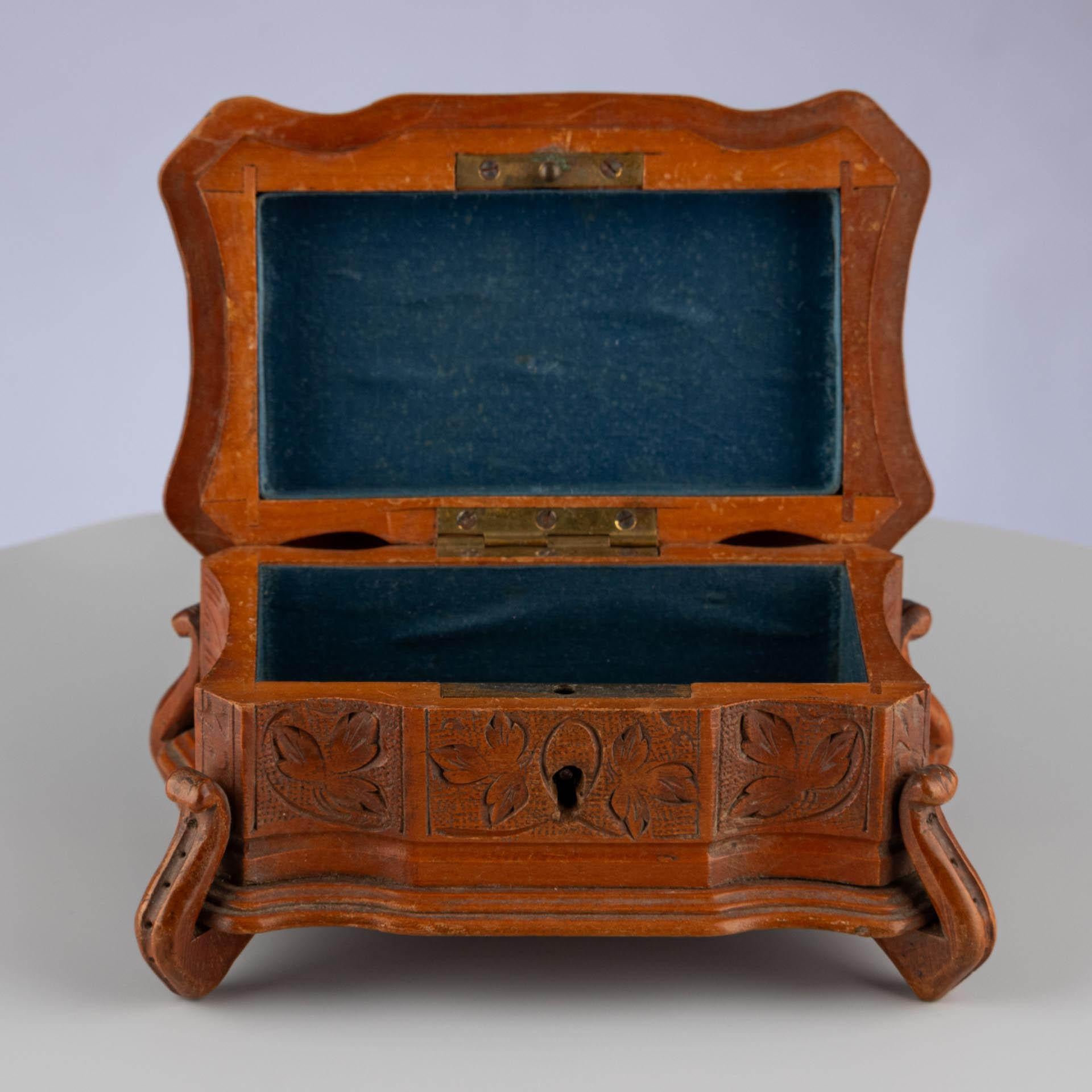 Antique Black Forest Hand-Carved Brown Wooden Trinket Jewellery Box, circa 1900 For Sale 3
