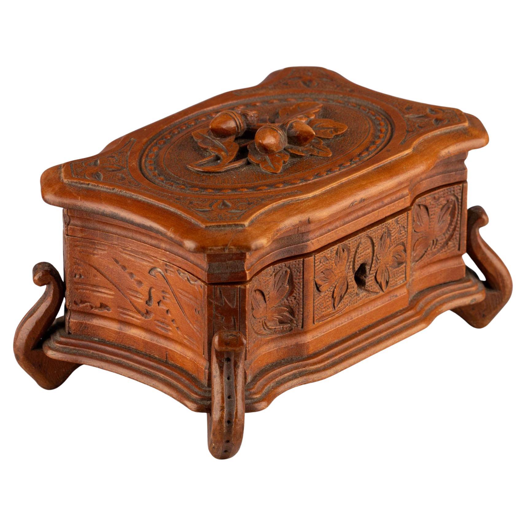 Antike handgeschnitzte Black Forest Schmuckschatulle aus braunem Holz, um 1900