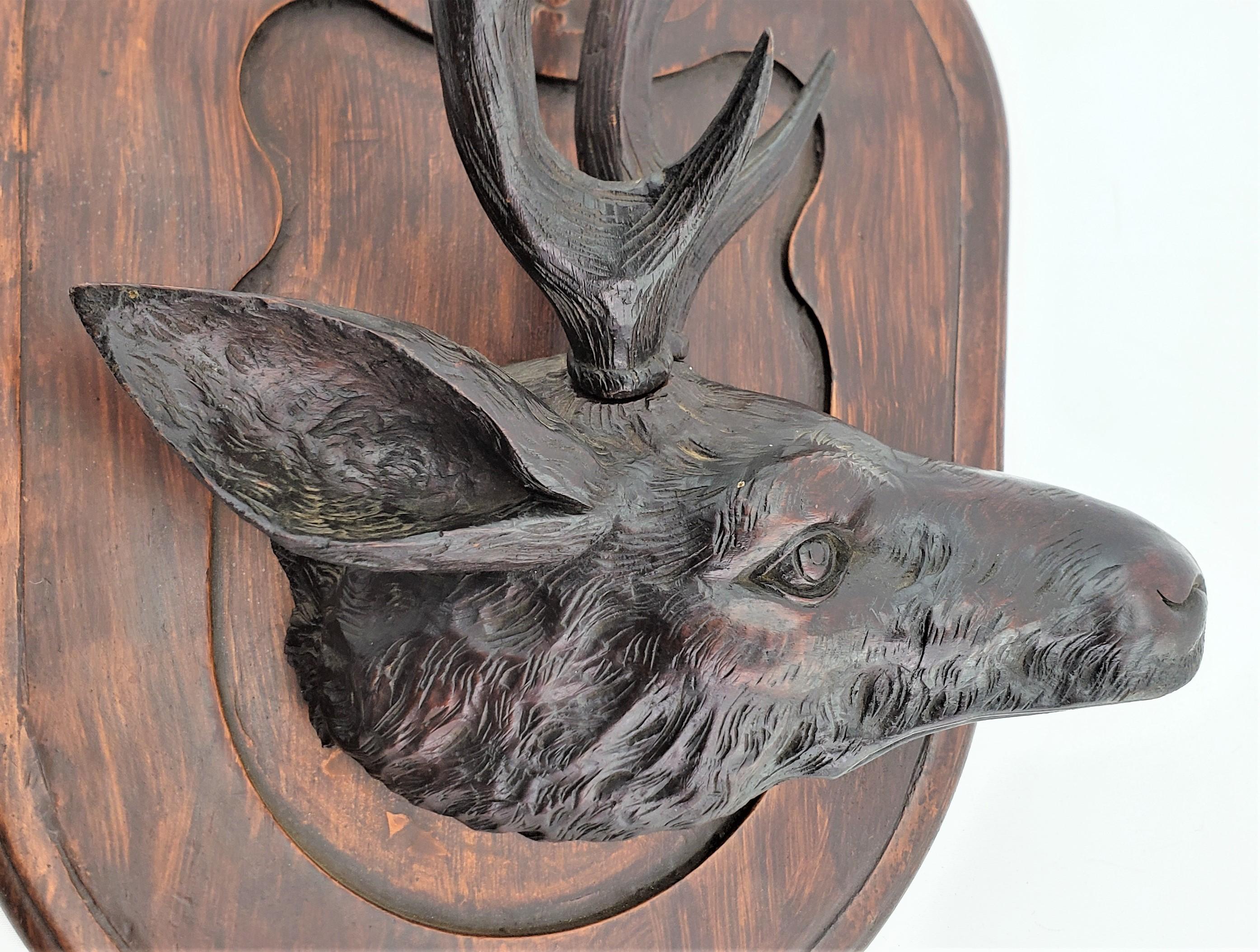 Ancienne plaque murale ou sculpture en forme de tête de cerf ou d'élan de la Forêt-Noire sculptée à la main en vente 5