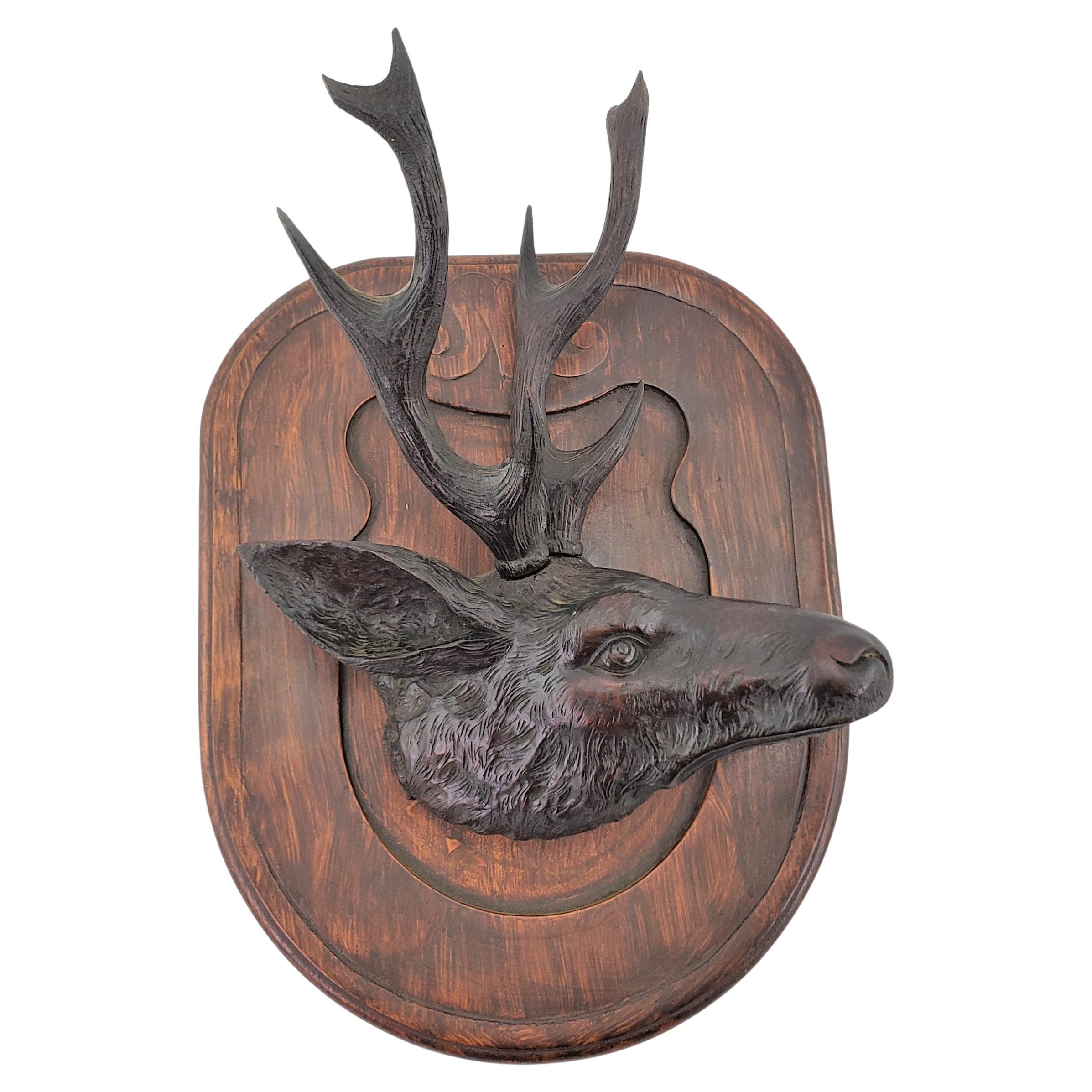 Ancienne plaque murale ou sculpture en forme de tête de cerf ou d'élan de la Forêt-Noire sculptée à la main