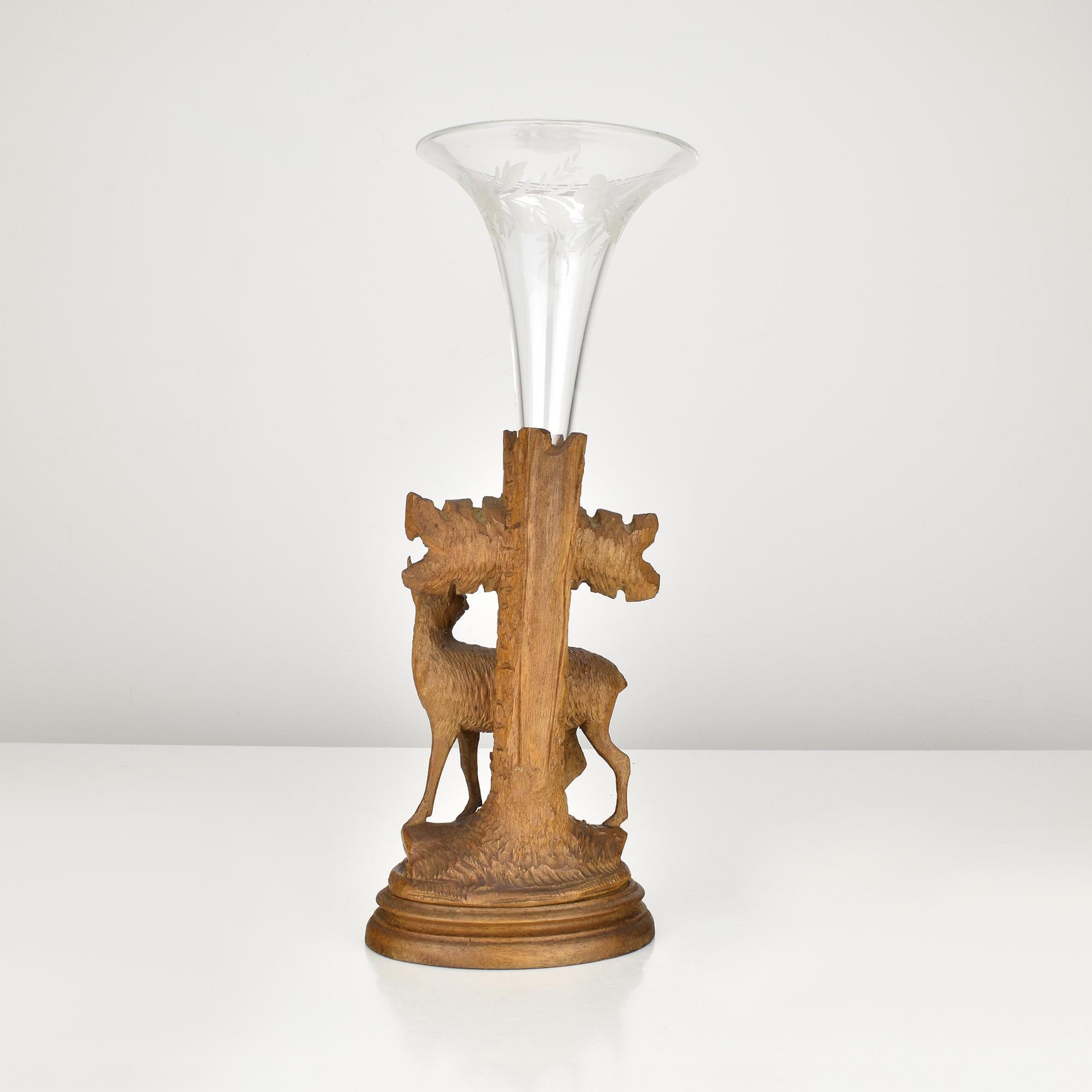 Tedesco Antique Black Forest Hand-Carved Wood Vase with Buck and Engraved Glass Brienz in vendita