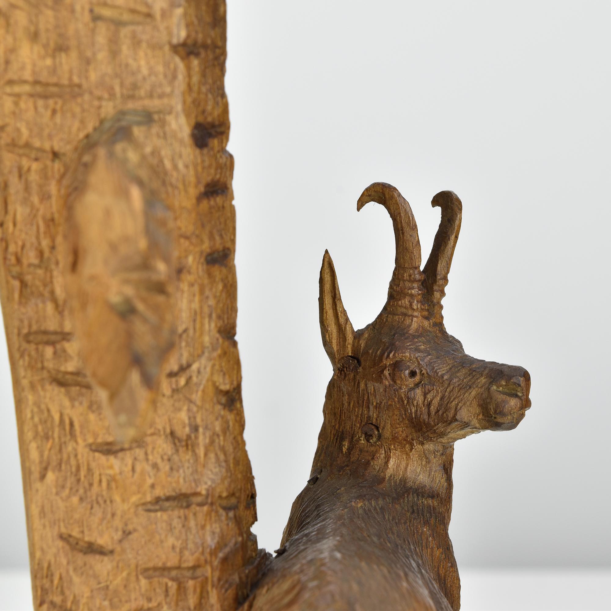 Antique Black Forest Hand-Carved Wood Vase with Buck and Engraved Glass Brienz In condizioni buone in vendita a Bad Säckingen, DE