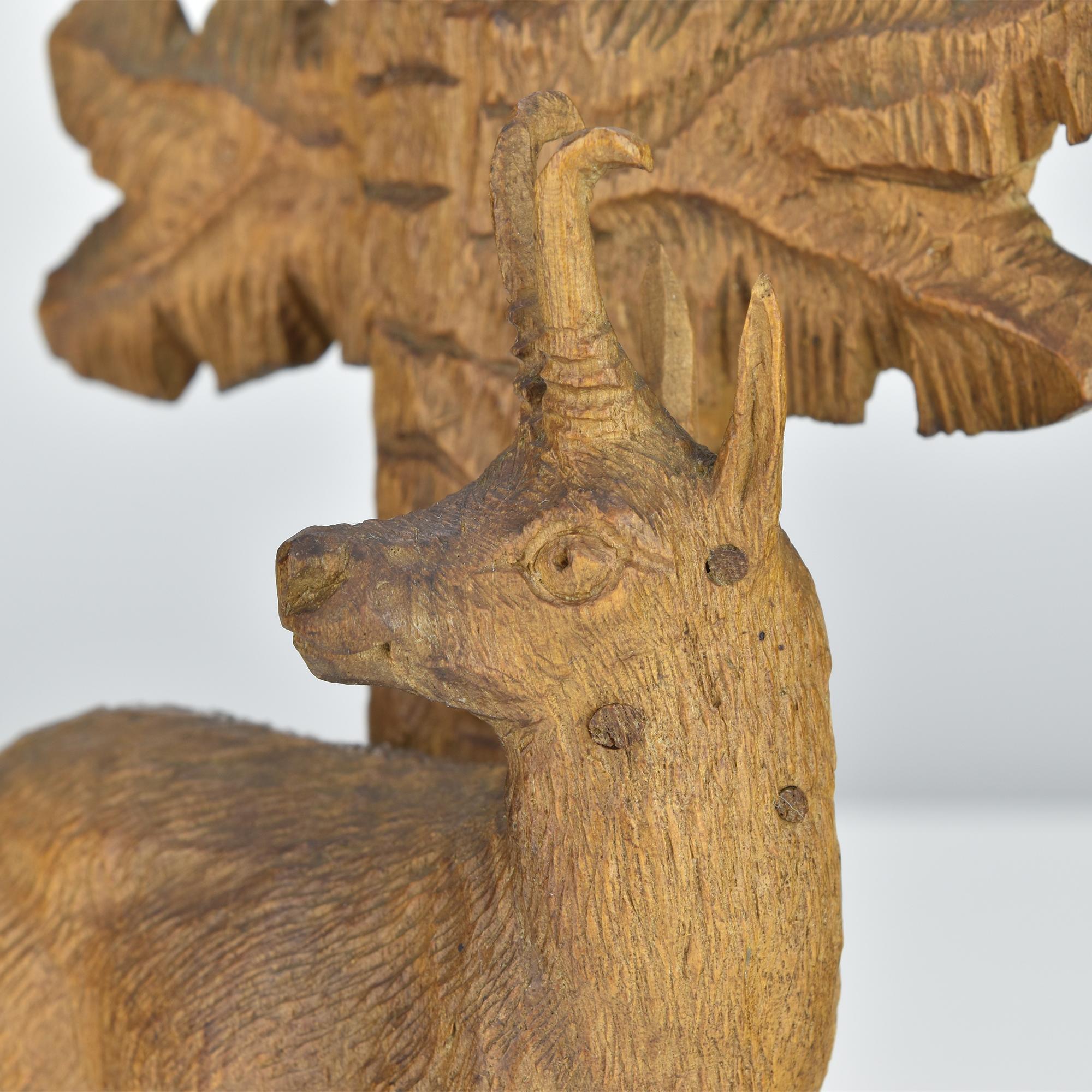 Fine XIX secolo Antique Black Forest Hand-Carved Wood Vase with Buck and Engraved Glass Brienz in vendita