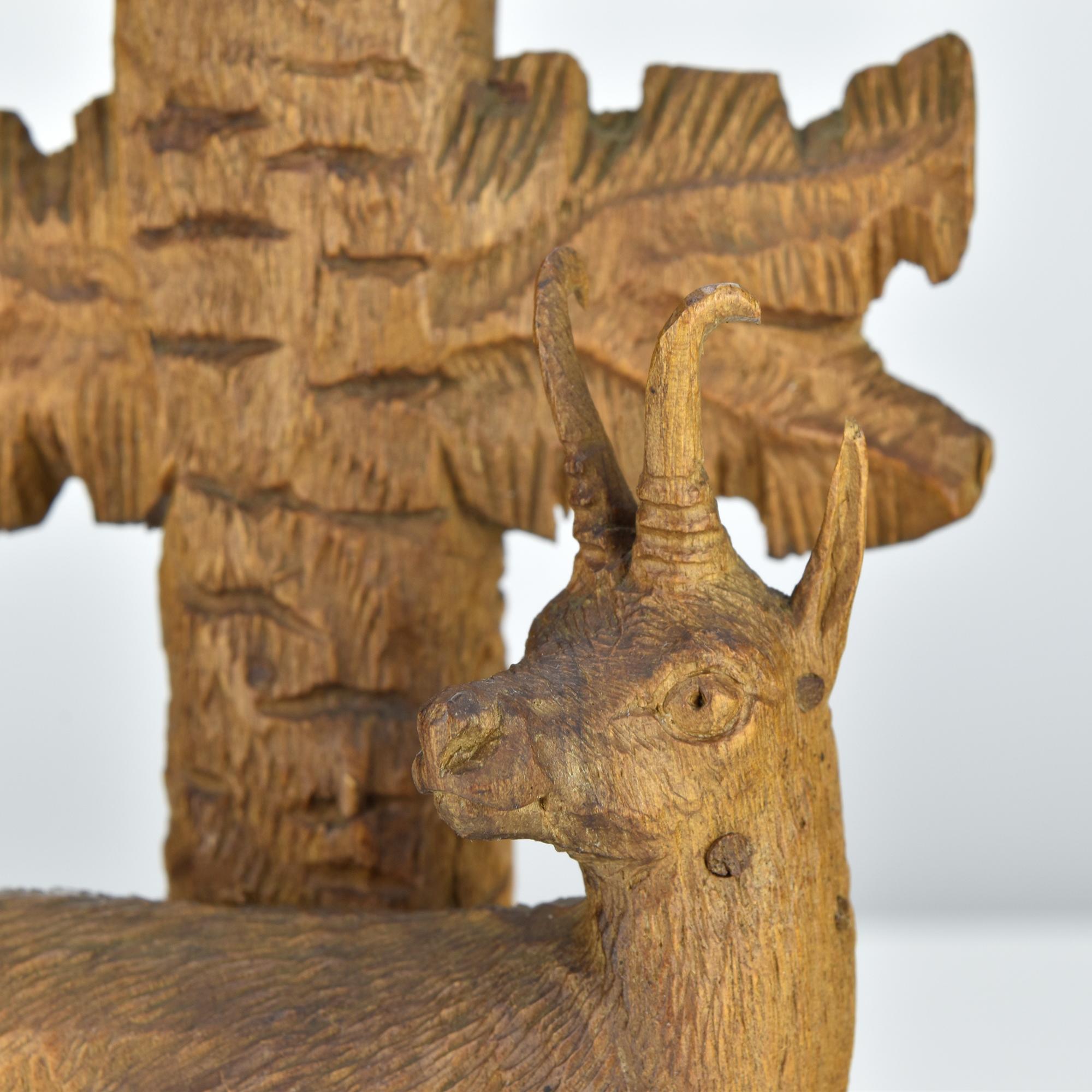 Legno Antique Black Forest Hand-Carved Wood Vase with Buck and Engraved Glass Brienz in vendita