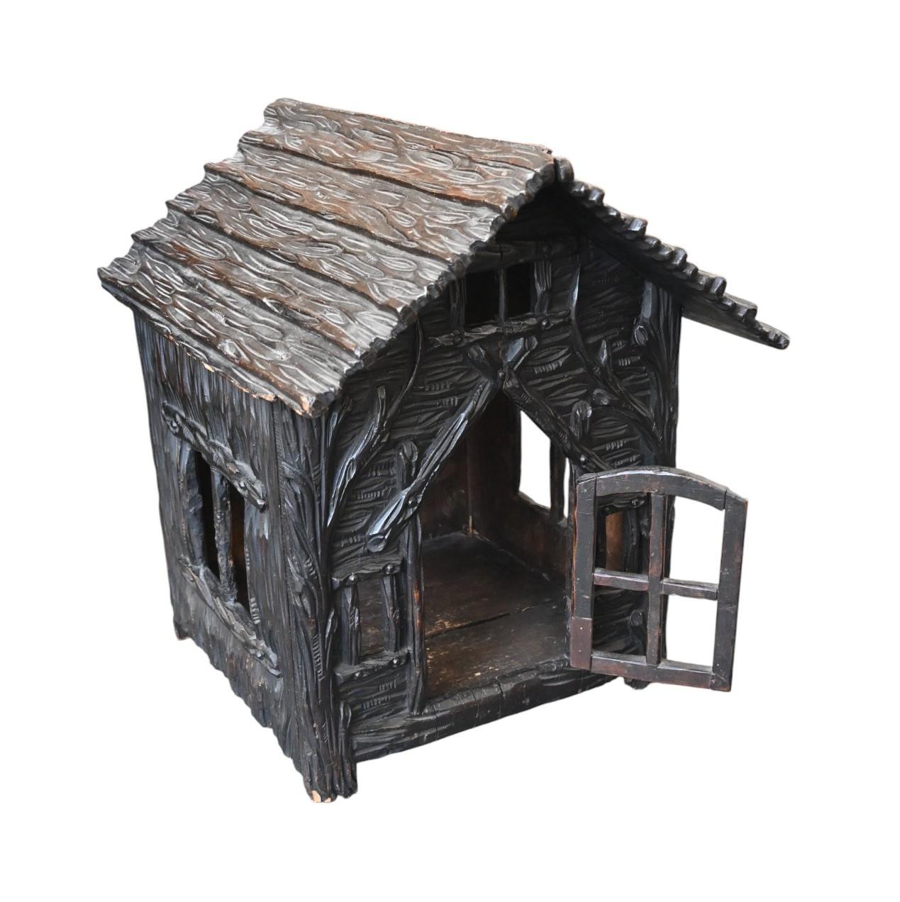 Rare maison d'intérieur en bois sculptée à la main pour un chat ou un petit chien, typique de l'artisanat de la Forêt-Noire, vers 1880-1910. Fabriqué en bois massif avec des motifs d'écorce et de Branch finement sculptés, avec des fenêtres