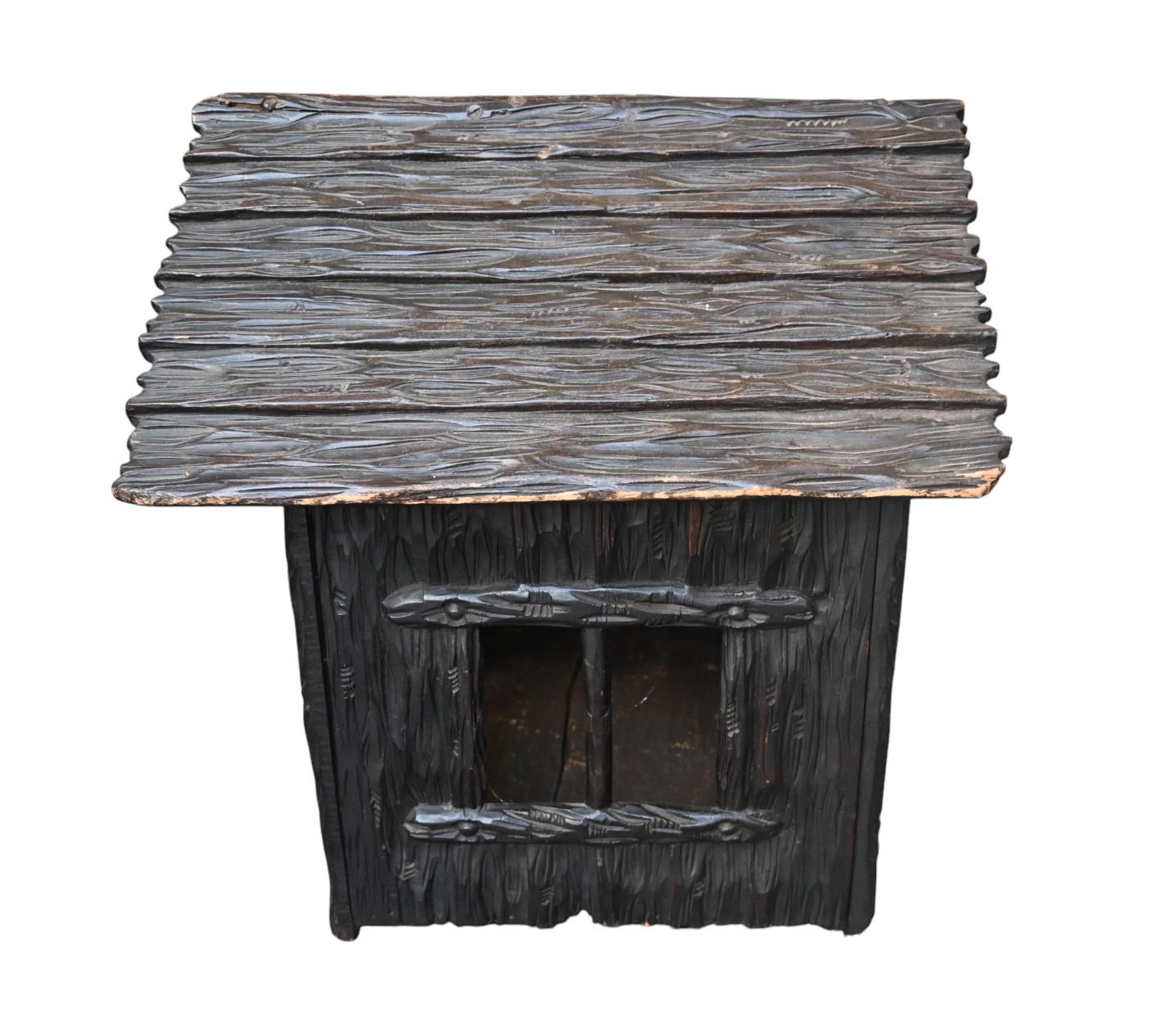 Sculpté à la main The Black Forest Antiques Maison d'intérieur en bois sculpté à la main, vers 1880-1910 en vente