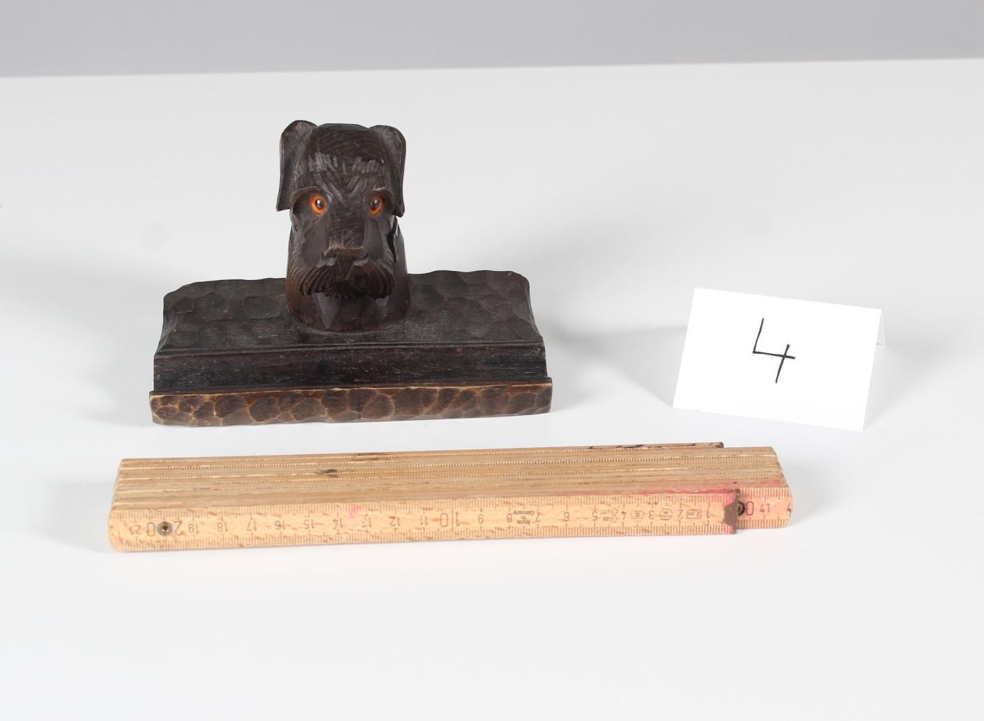 Beautiful handmade Black Forest inkwell.
Around 1920 / 1930.
Depiction of a dog.
Wood with glass eyes.