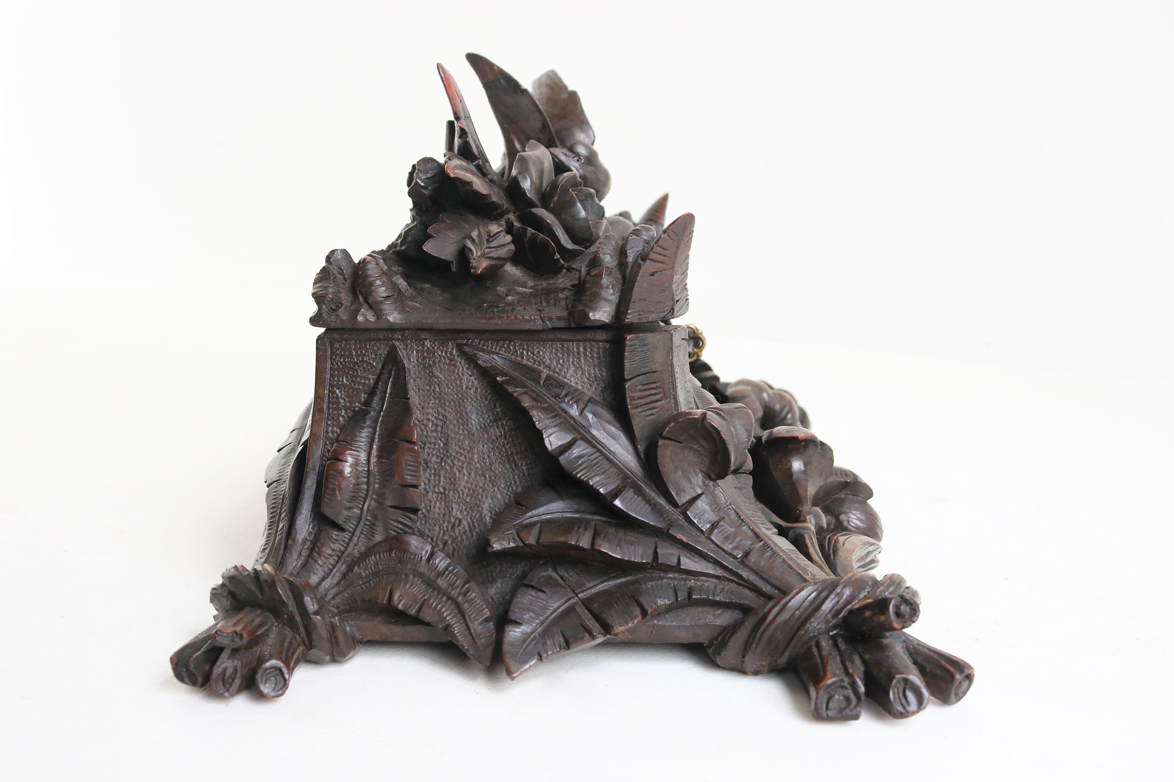 Antique Black forest jewelry carved walnut swiss 19th century Flowers and bird For Sale 2
