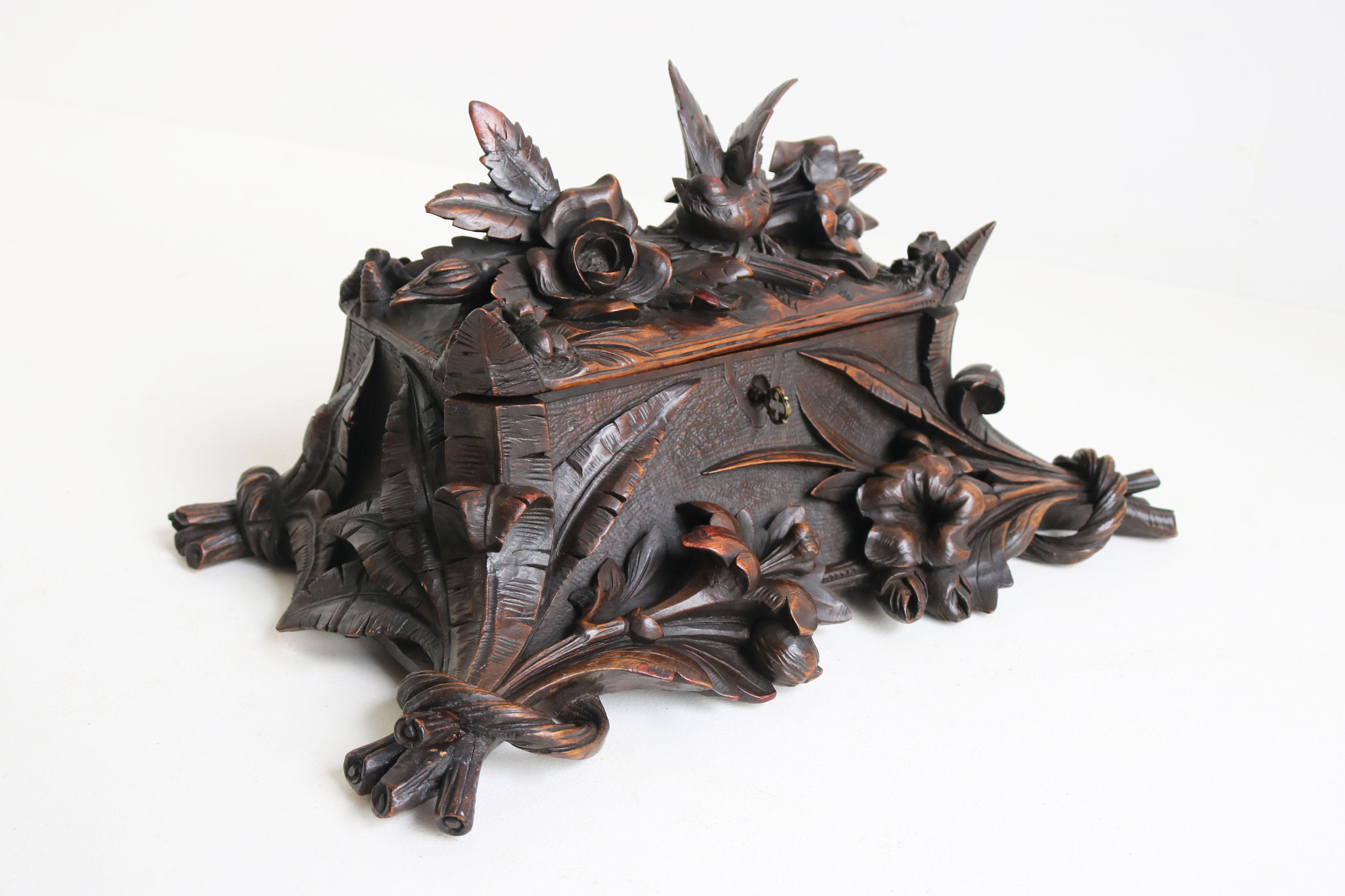 Antique Black forest jewelry carved walnut swiss 19th century Flowers and bird For Sale 3