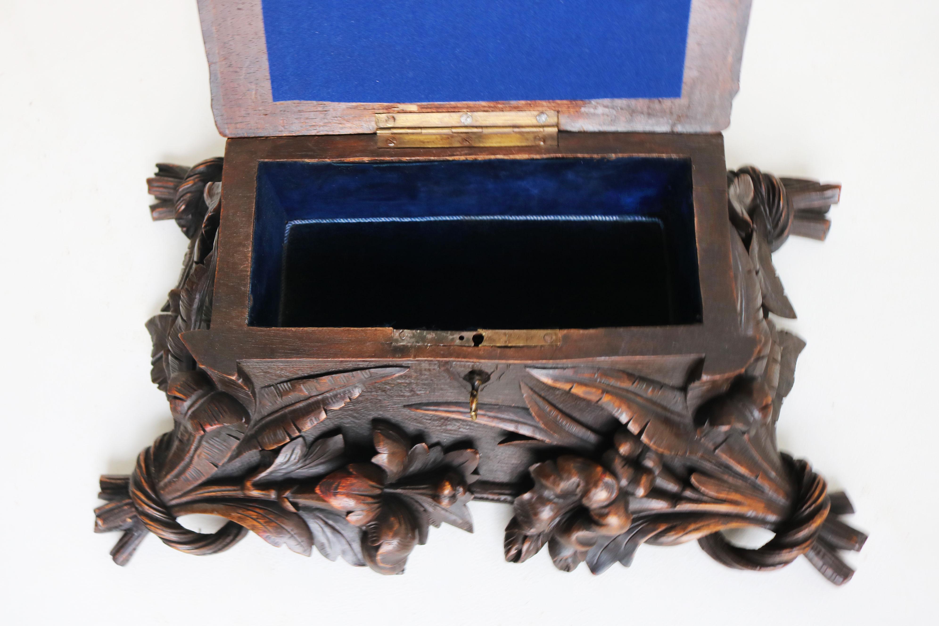 Antique Black forest jewelry carved walnut swiss 19th century Flowers and bird For Sale 4