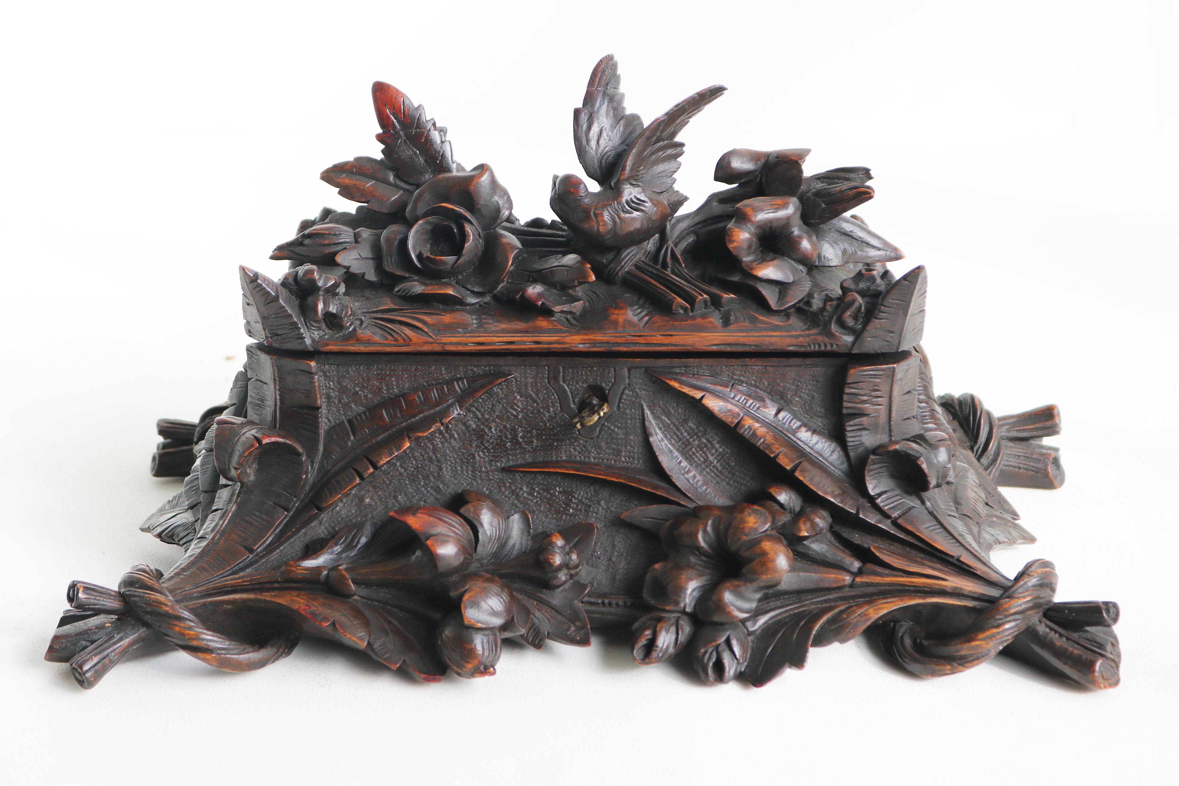 Antique Black forest jewelry carved walnut swiss 19th century Flowers and bird For Sale 5