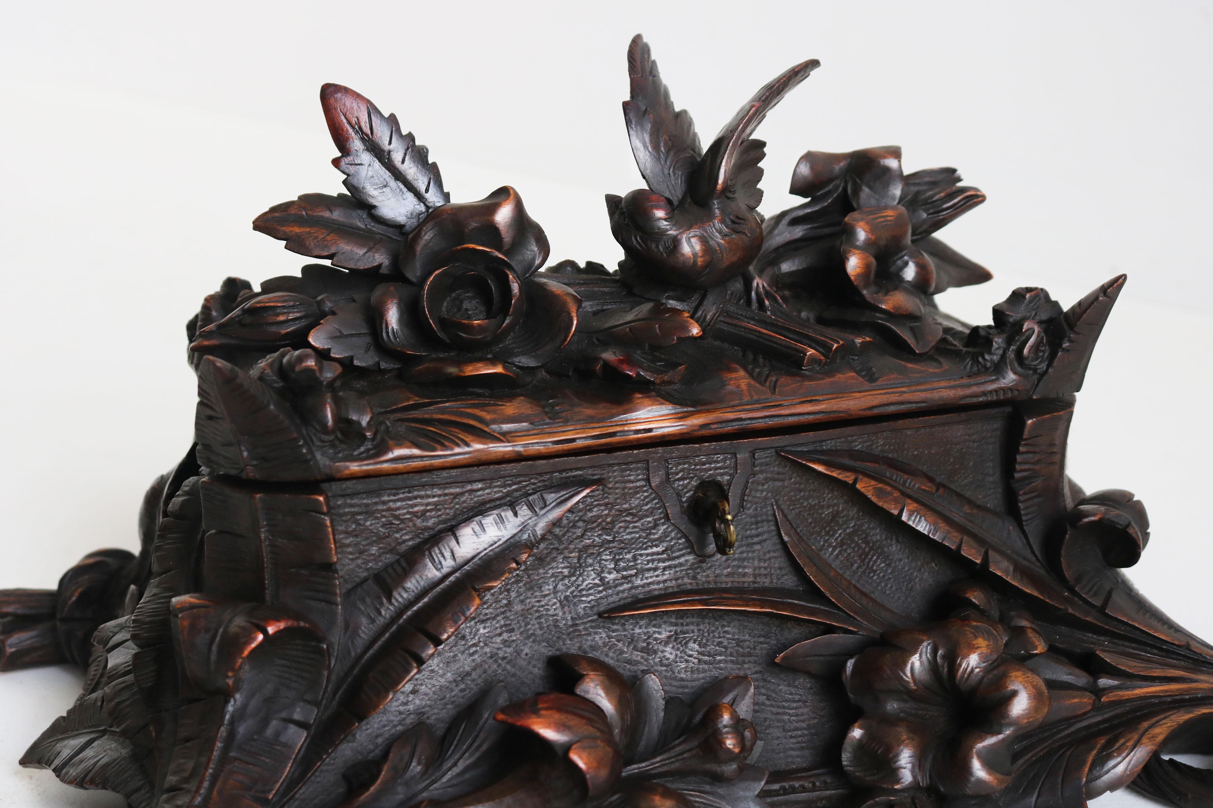 Antique Black forest jewelry carved walnut swiss 19th century Flowers and bird For Sale 6