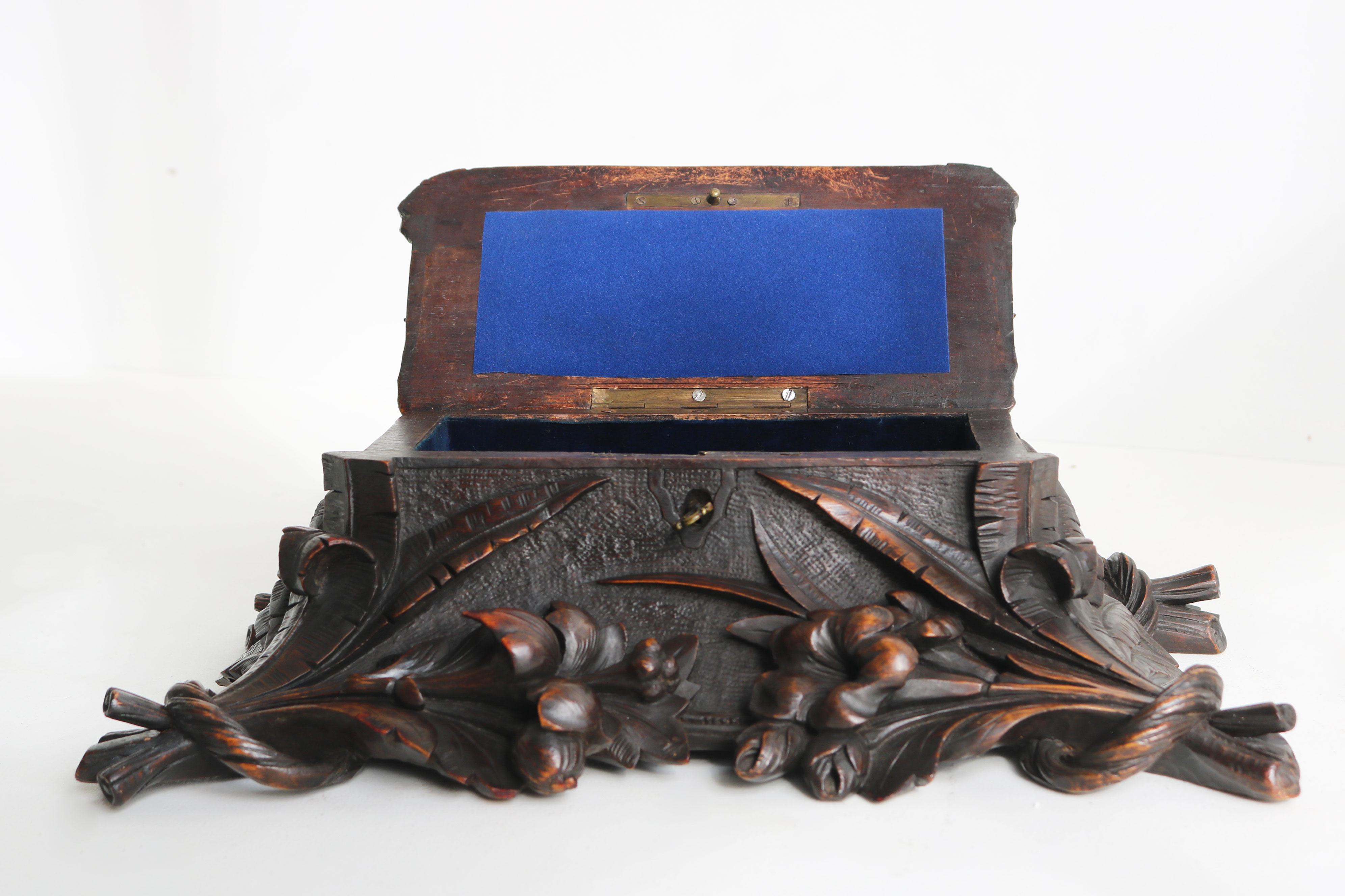 Black Forest Antique Black forest jewelry carved walnut swiss 19th century Flowers and bird For Sale