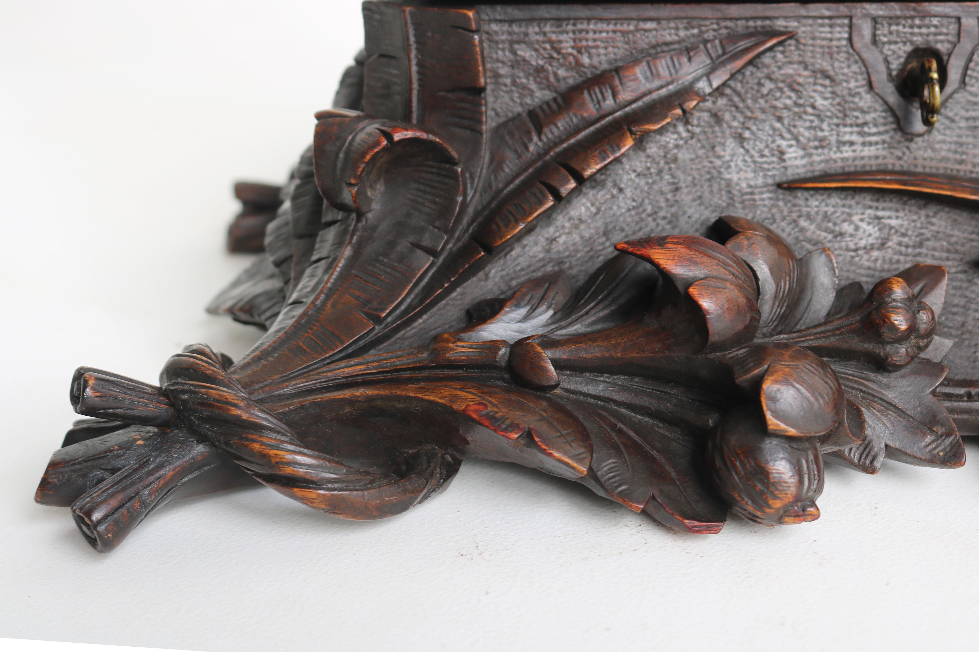 Antique Black forest jewelry carved walnut swiss 19th century Flowers and bird In Good Condition For Sale In Ijzendijke, NL