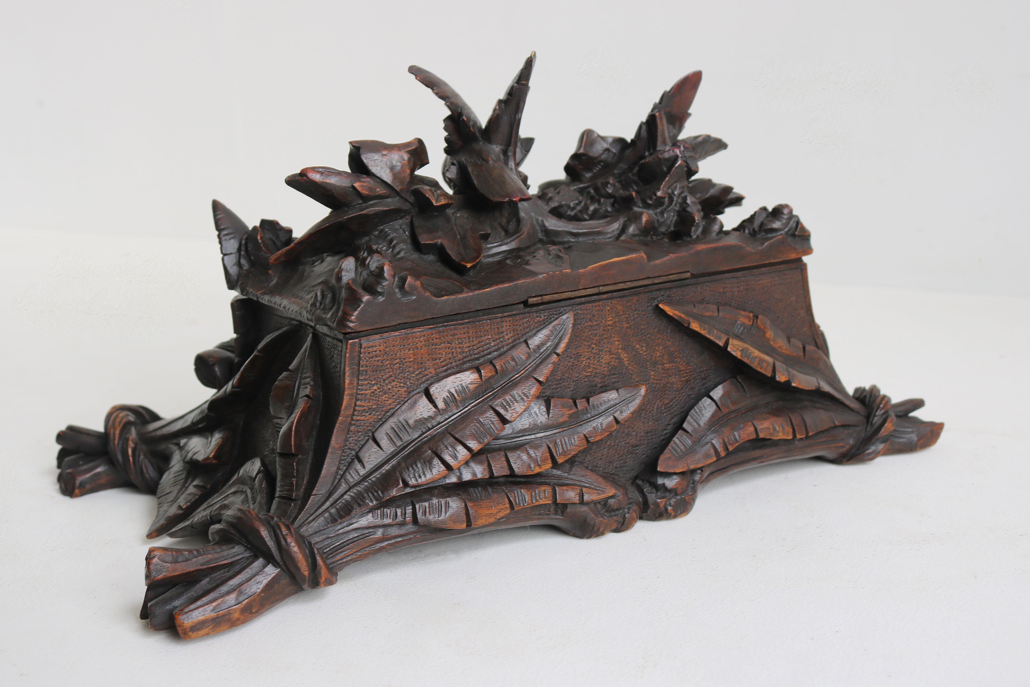 Antique Black forest jewelry carved walnut swiss 19th century Flowers and bird For Sale 1