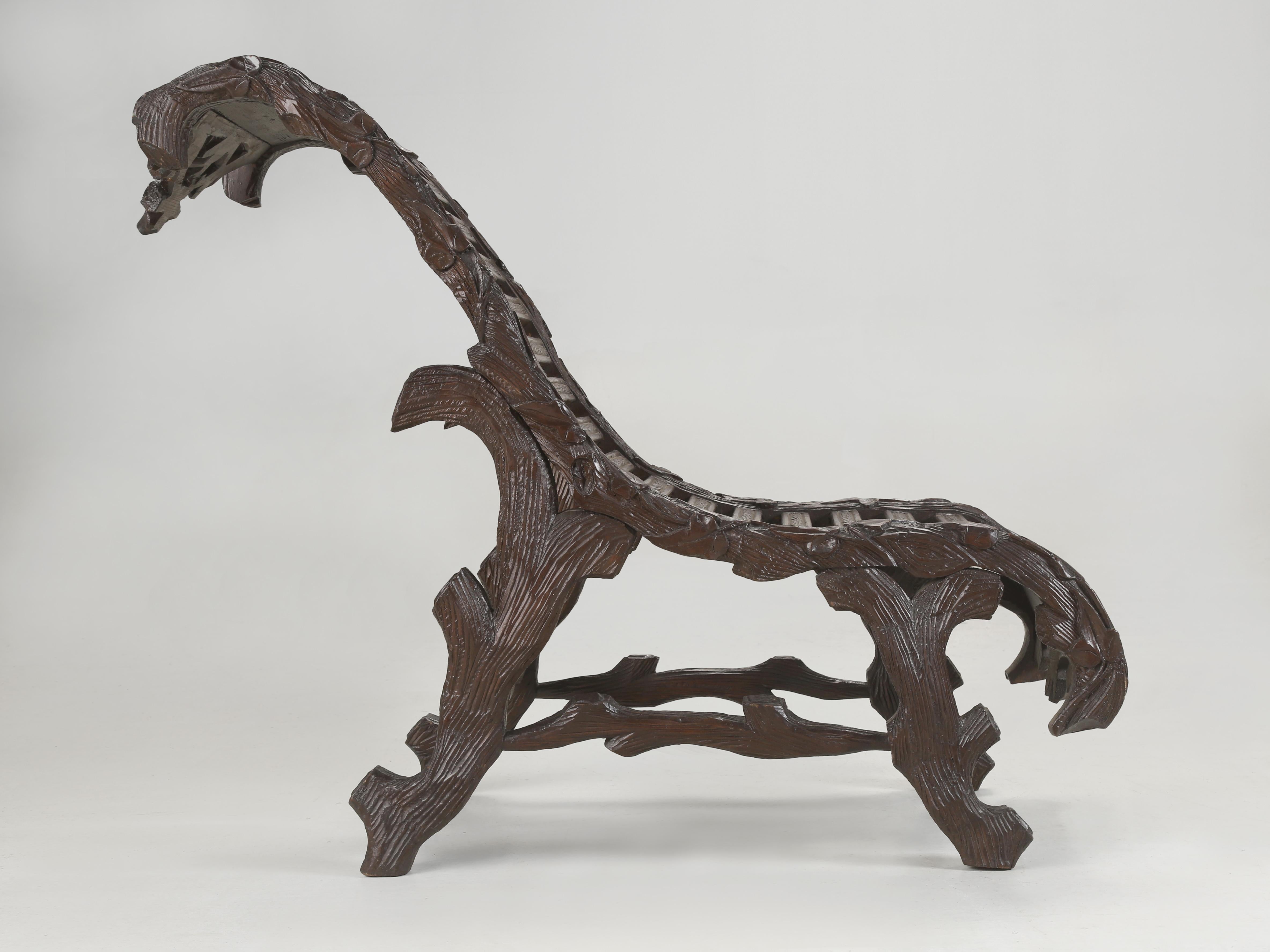 Chaise longue ancienne de la Forêt Noire, qui faisait partie d'une importante collection d'objets de la Forêt Noire vendue par un château à l'extérieur de Marseille, en France. Nous avons importé du château un total de 42 objets anciens de la