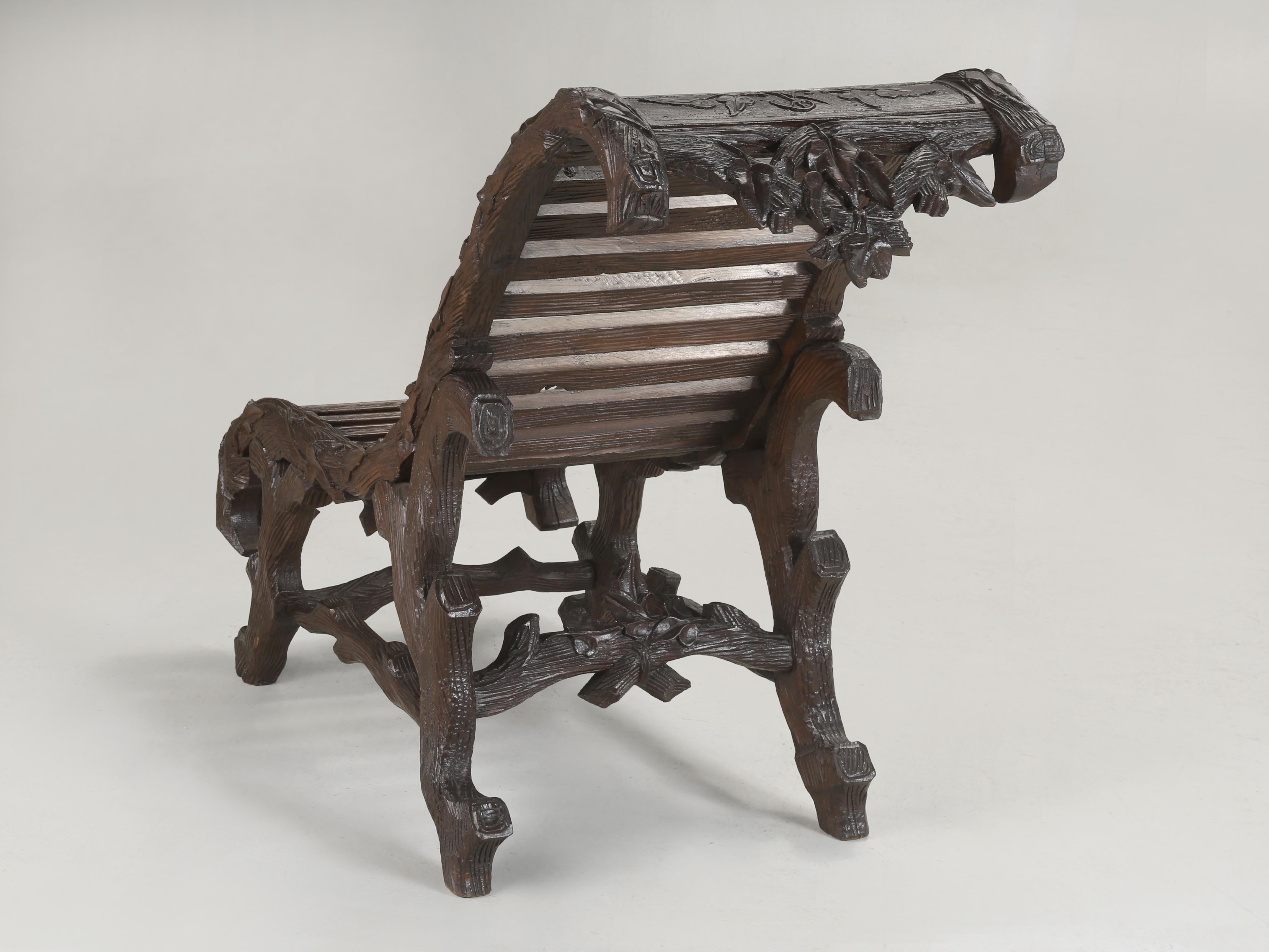 Sculpté à la main Ancienne chaise longue Black Forest de Suisse Part One d'une importante Collectional en vente