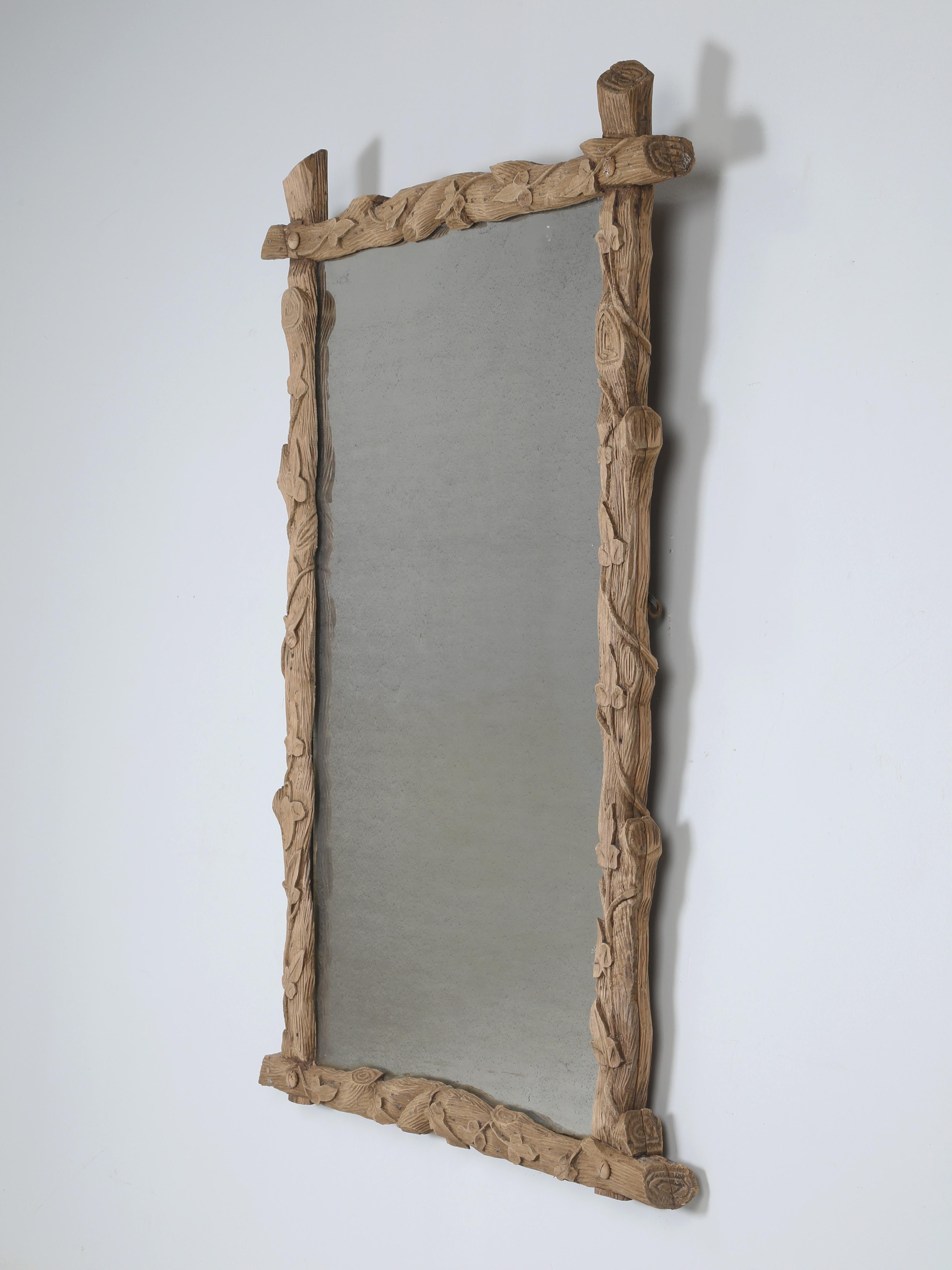 Antiker Schwarzwaldspiegel, der Teil einer großen Sammlung von Schwarzwaldartikeln war, die von einem Schloss außerhalb von Marseille, Frankreich, verkauft wurde. Im Schloss gab es über 40 antike Schwarzwälder Gegenstände, und wir hatten das Glück,