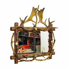 Antiker Schwarzwaldspiegel mit rustikalen Geweihverzierungen ca. 1900