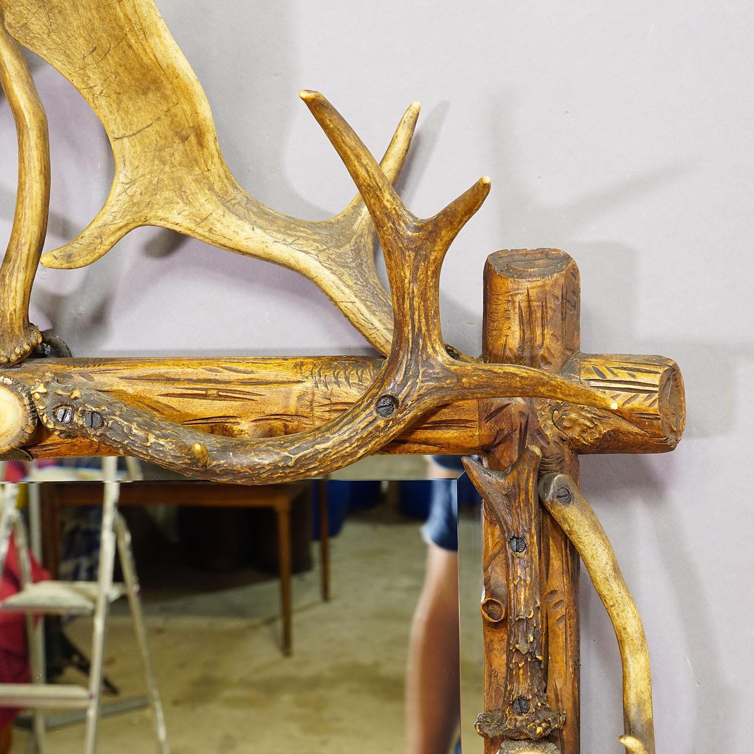 Antique Black Forest Mirror with Rustic Antler Decorations ca. 1900 In Good Condition In Berghuelen, DE