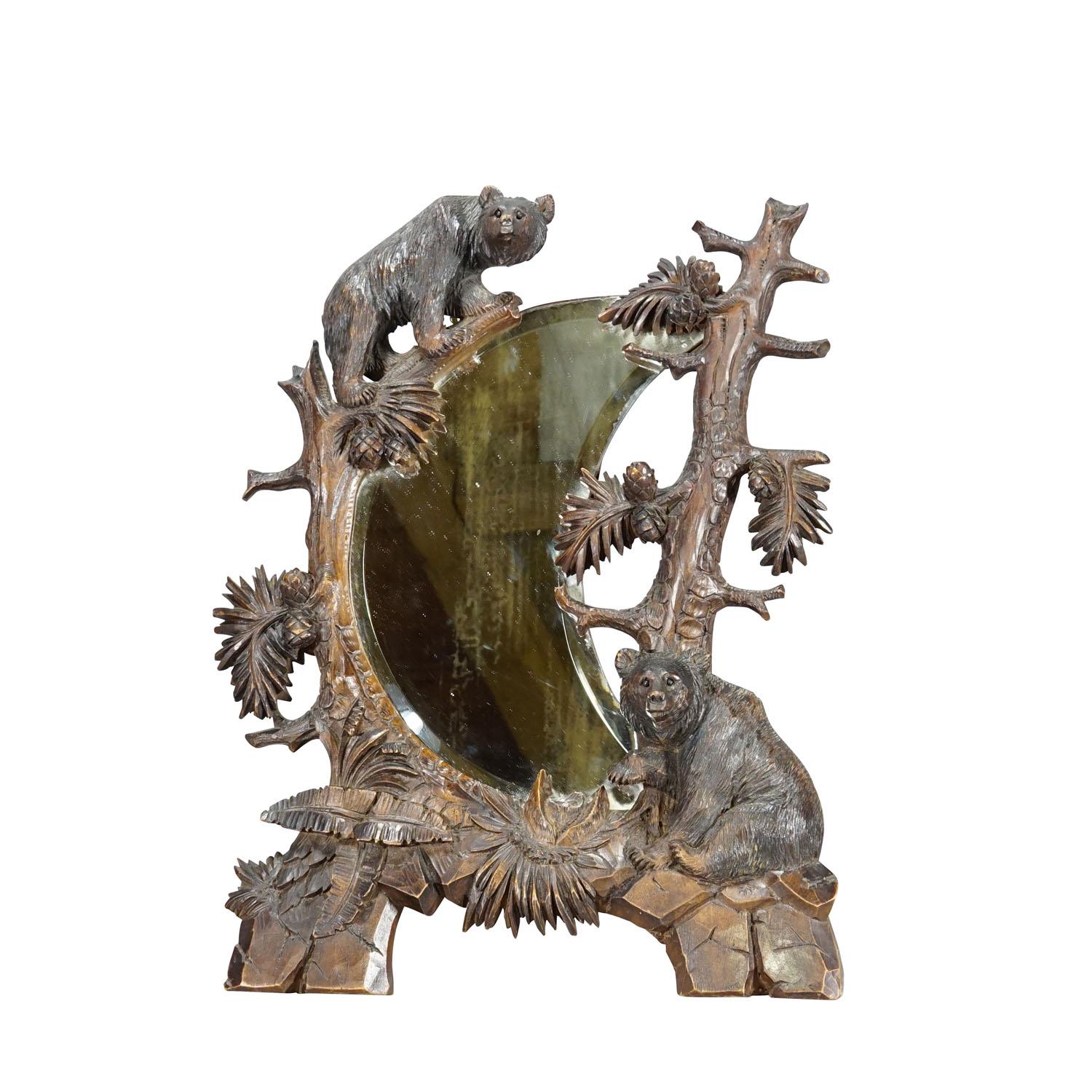 Miroir ancien en bois noir avec sculptures d'ours rustiques vers 1900

Grand miroir de courtoisie en forme de croissant dans un cadre en bois sculpté à la main, représentant deux ours grimpant dans les arbres. Fabriqué en Suisse dans les années