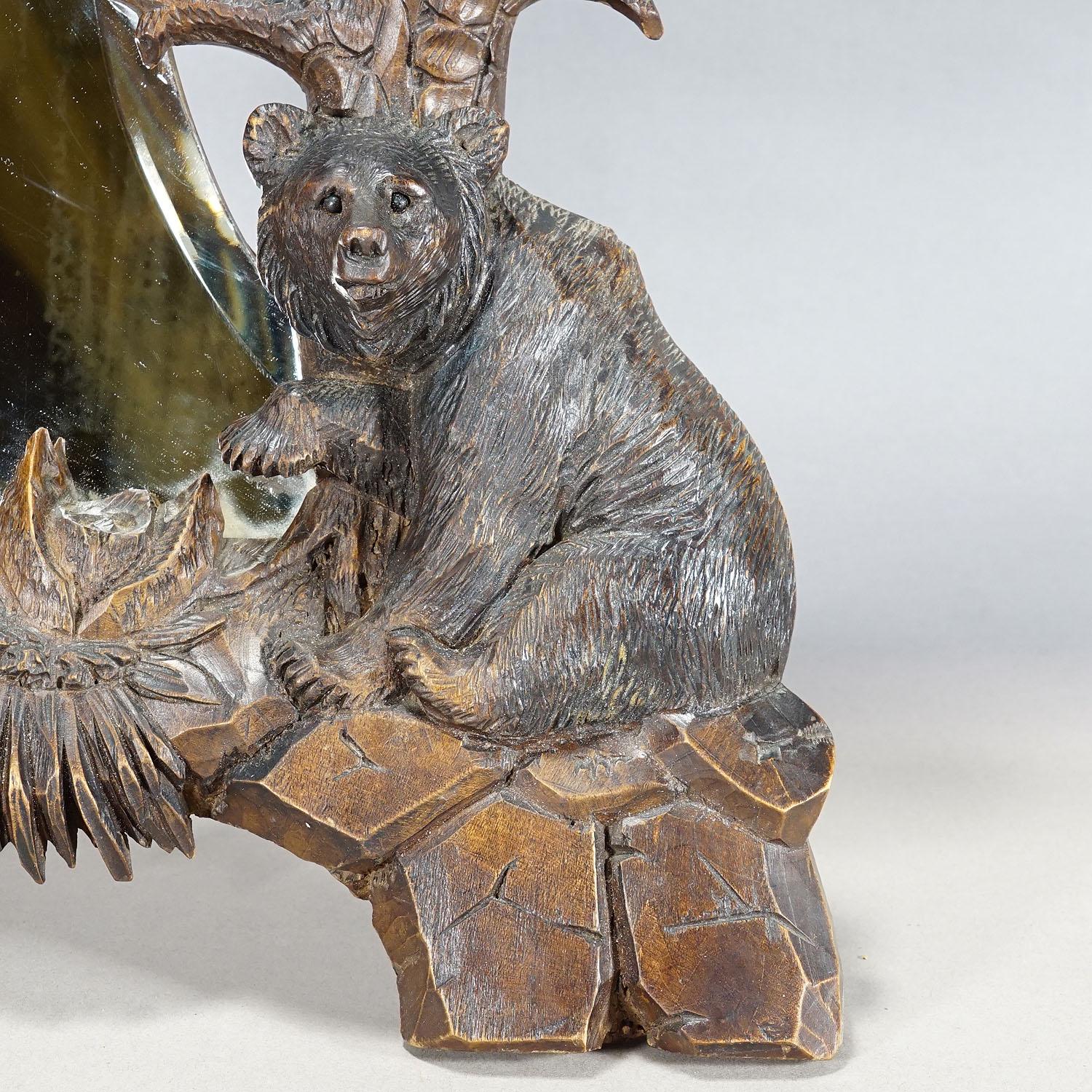 Sculpté à la main Antique Black Forest Mirror avec sculptures d'ours rustiques, vers 1900 en vente
