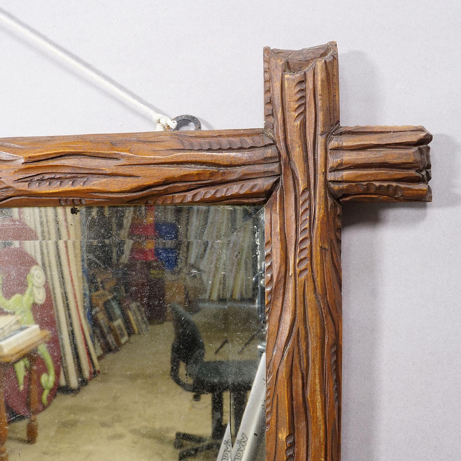 Country Miroir de forêt noire antique avec cadre sculpté rustique en vente