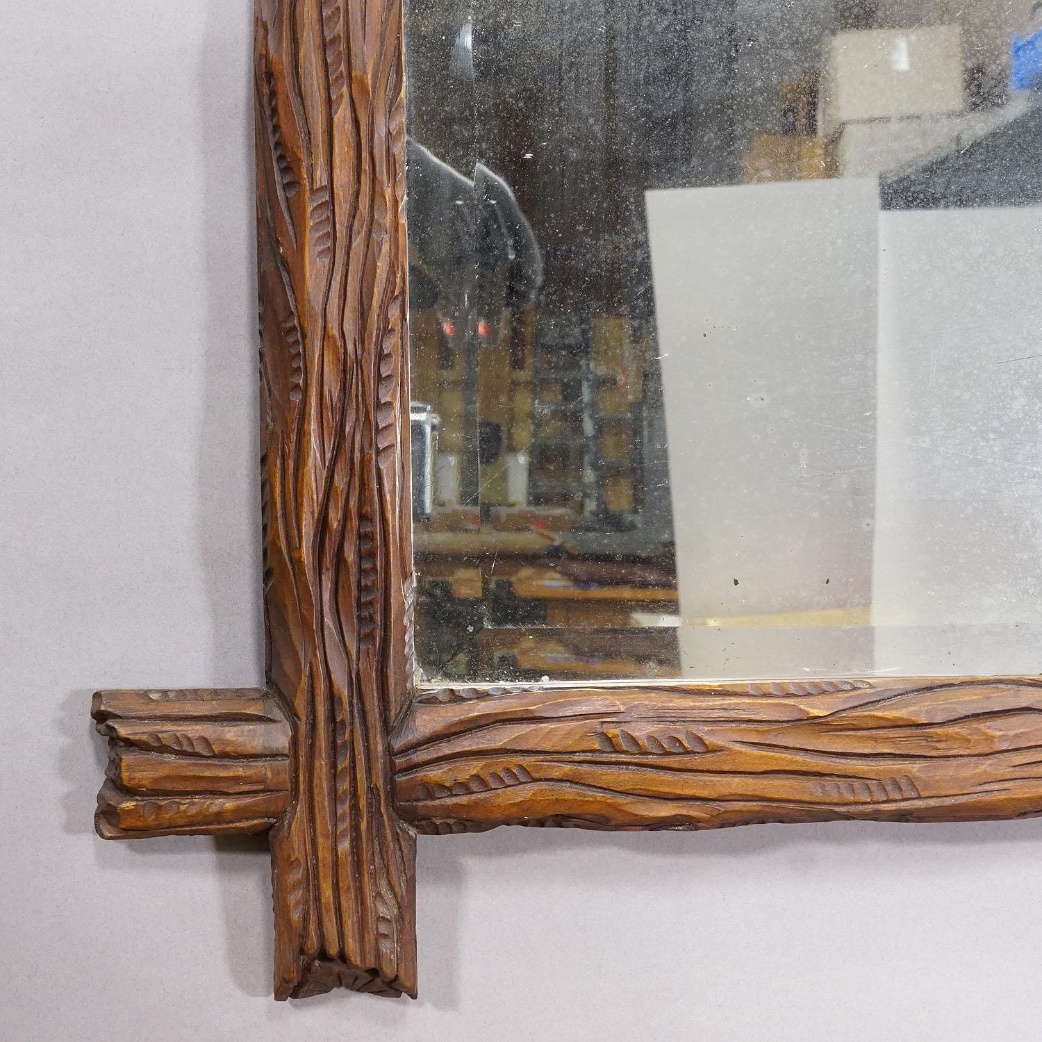 Allemand Miroir de forêt noire antique avec cadre sculpté rustique en vente