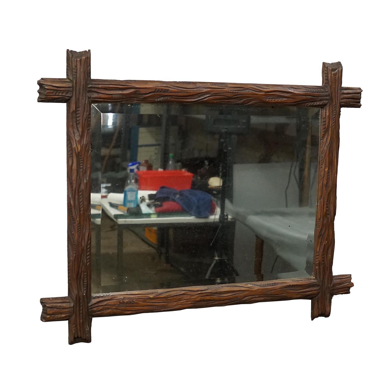 20ième siècle Miroir de forêt noire antique avec cadre sculpté rustique en vente
