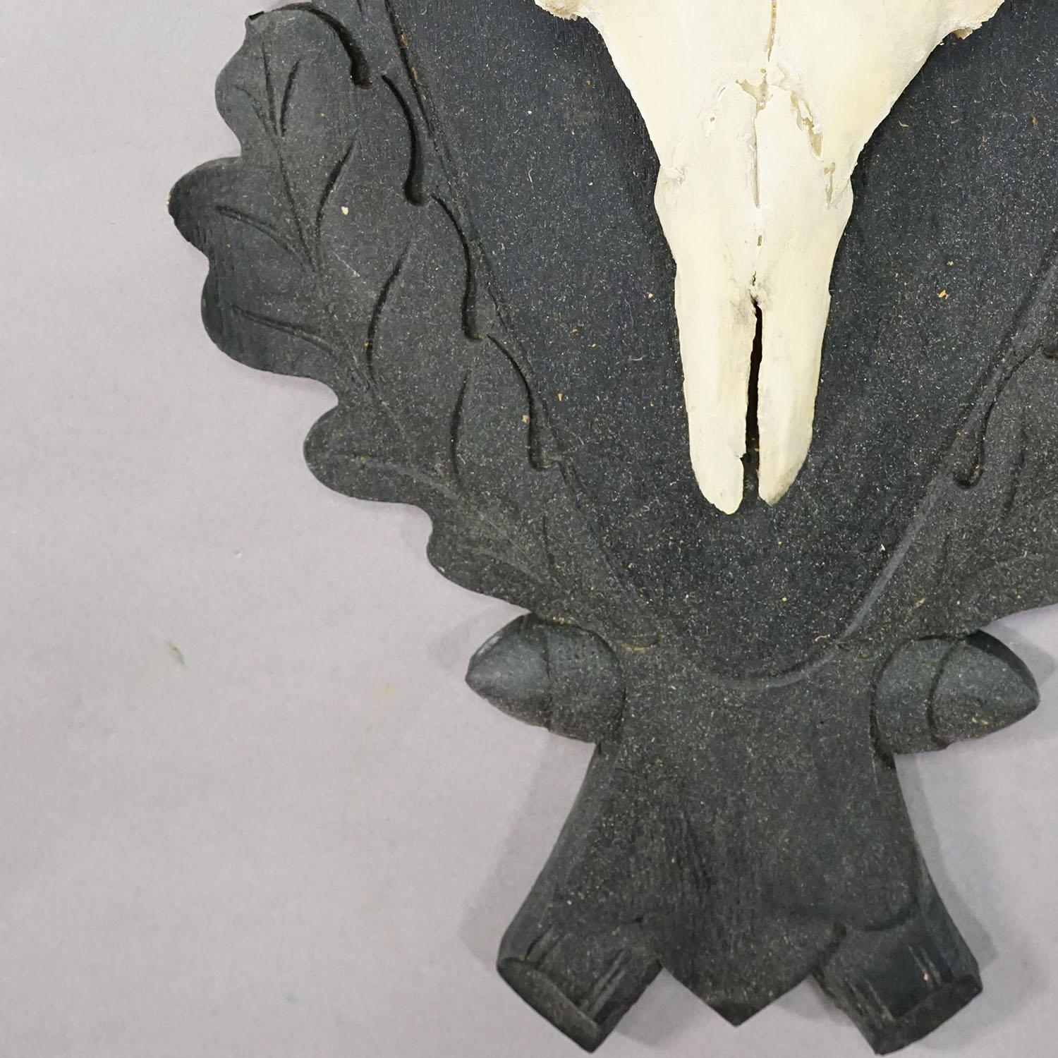 Antique Black Forest Red Deer Trophy on Carved Plaque - Germany 1930s im Zustand „Gut“ im Angebot in Berghuelen, DE