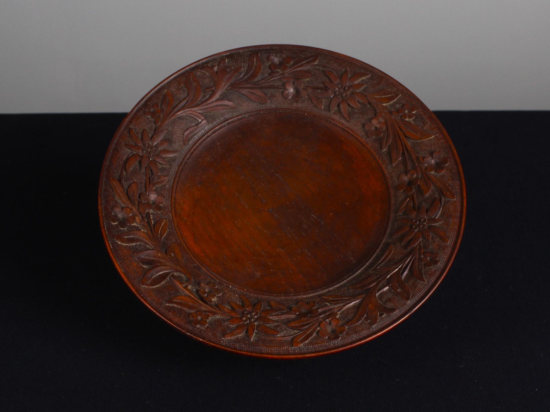 This beautiful hand-carved Black Forest serving plate hides a music box in its base. An extraordinary piece of folk art from the mid-20th century.
The music box can be operated with a key and has an automatic trigger that starts playing the melody