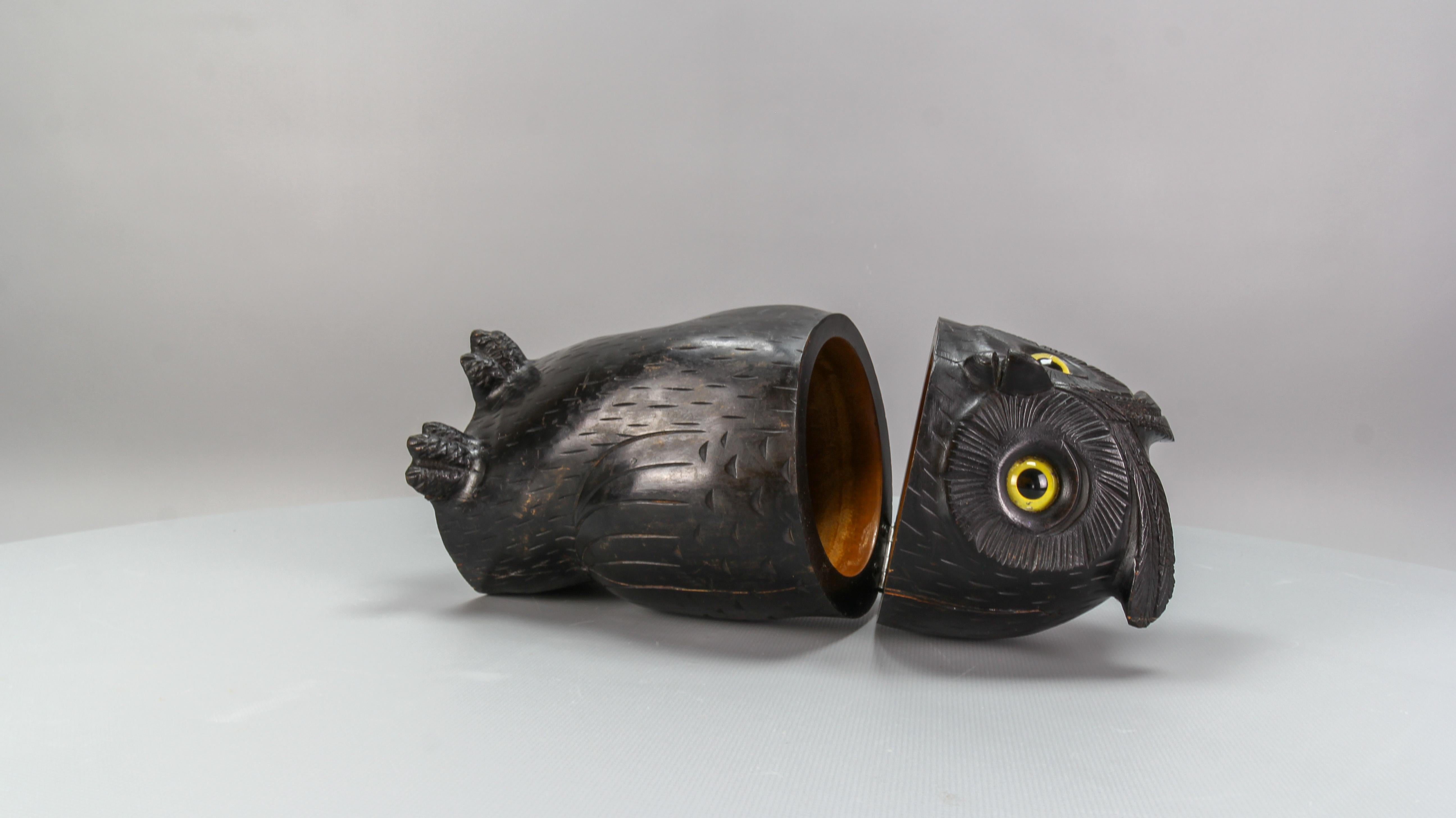 Antiguo búho o caja de baratijas de madera tallada estilo Black Forest, hacia 1920 en venta 6