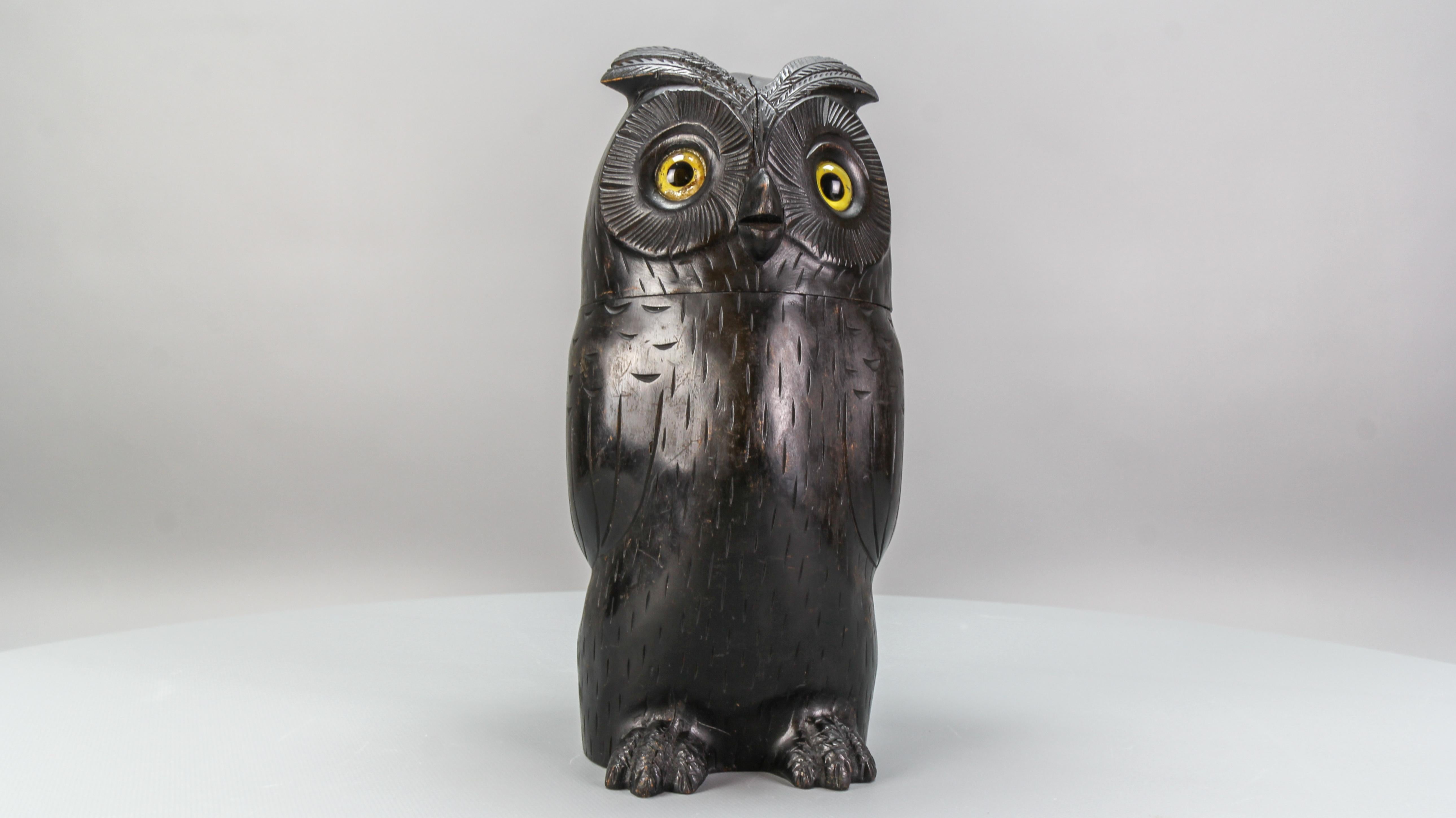 Antique Black Forest style oak wood carved trinket box or bucket in a shape of an owl, from circa 1920.
An impressive, large, and beautiful German Black Forest style hand-carved wooden trinket box or tea caddy made in the shape of an owl. 
The