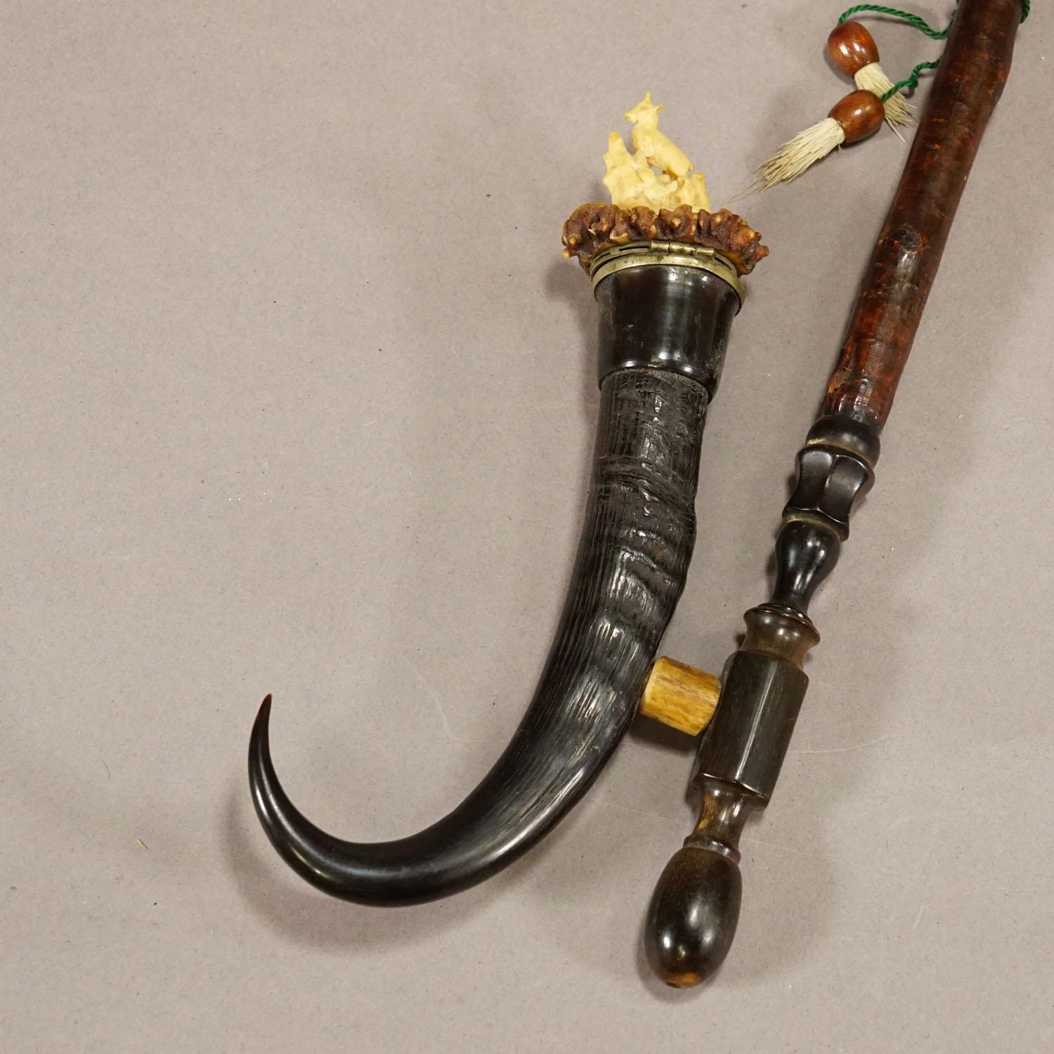 Antike Black Forest Tabakspfeife mit Chamois Horn und Figurine (Schwarzwald) im Angebot