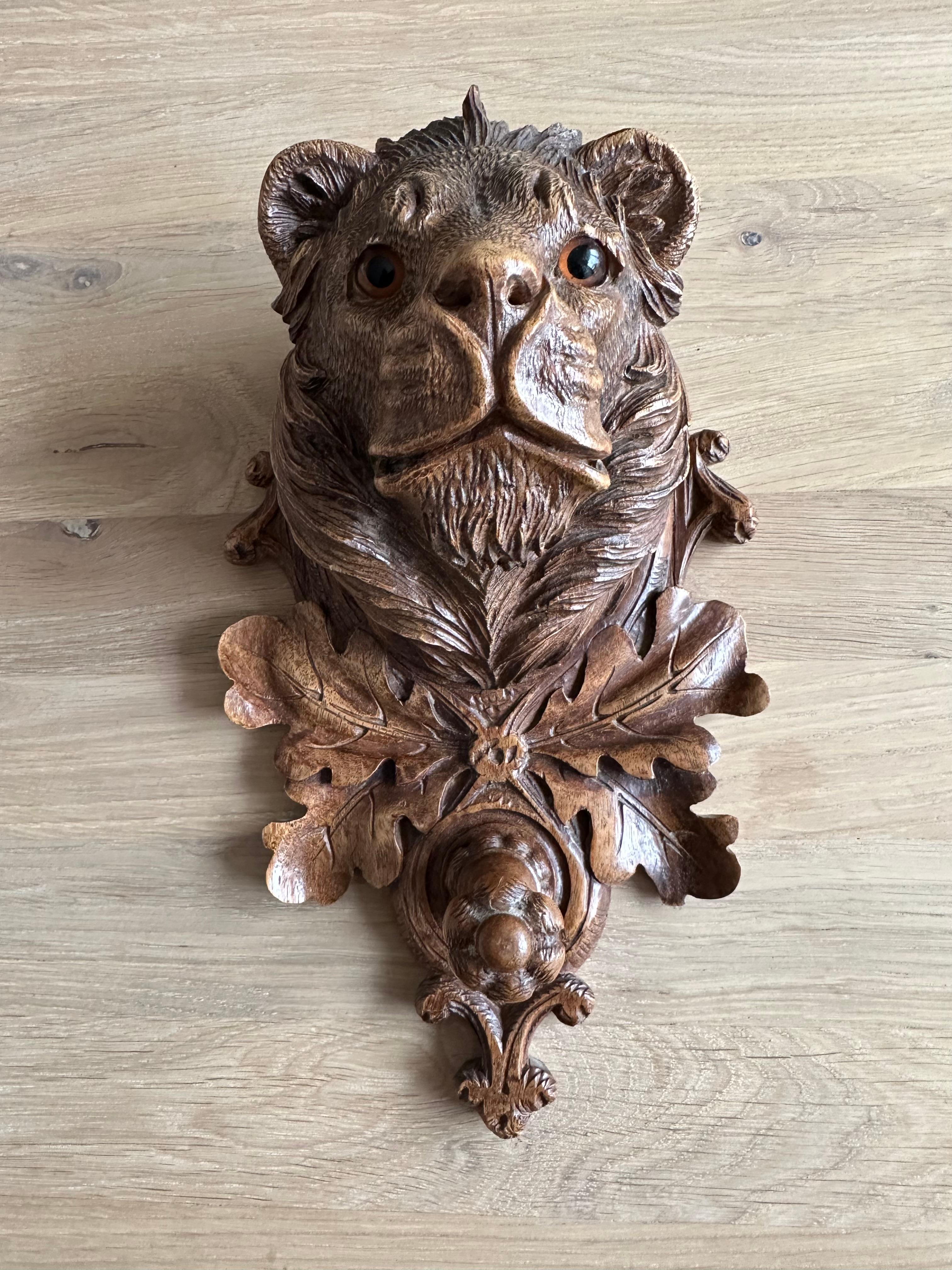 Antique Black Forest Wall Coat Rack with Carved Nutwood Lion Sculpture and Hook In Good Condition In Lisse, NL
