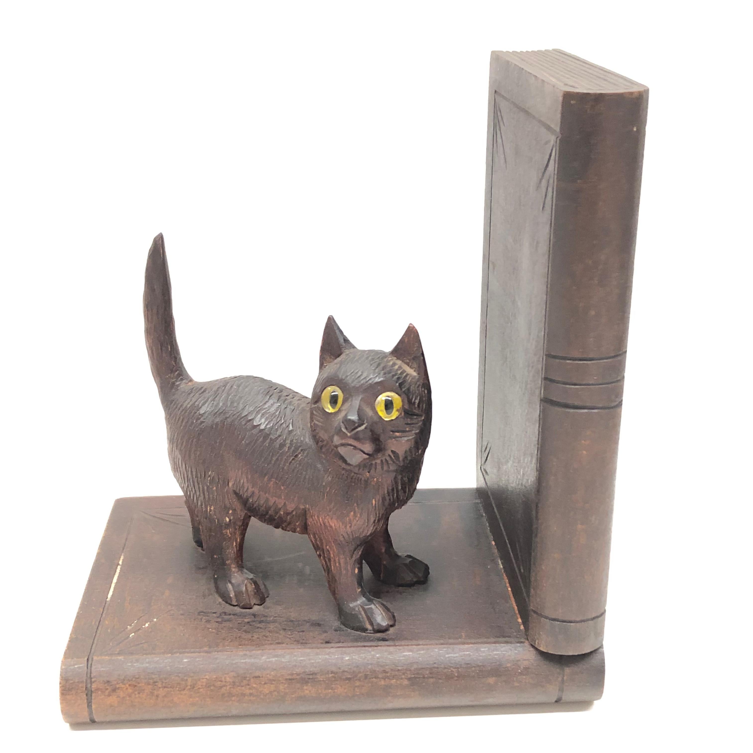 Antique Black Forest Wood Carved Cat and Dog Bookends, 1900s In Good Condition In Nuernberg, DE