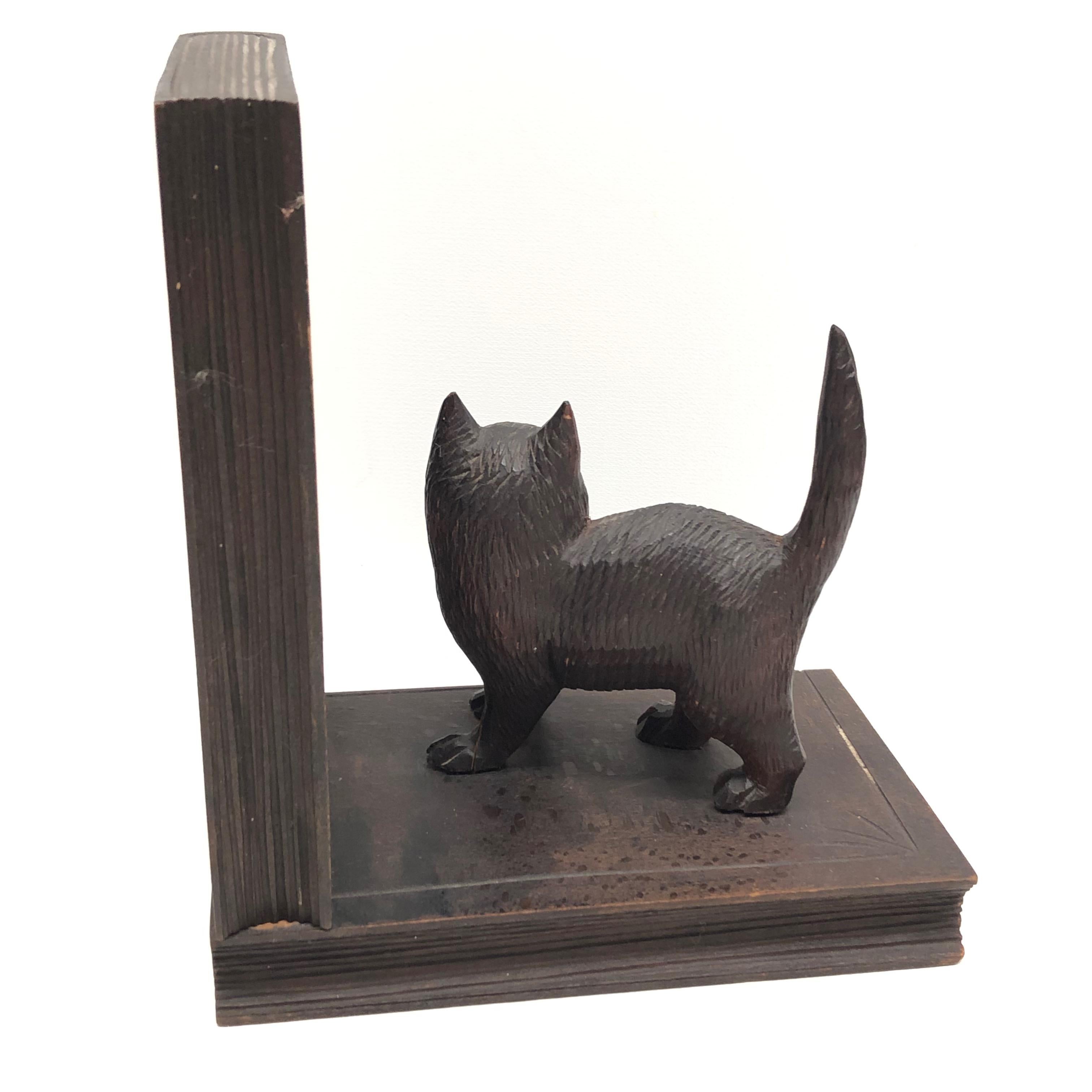 Early 20th Century Antique Black Forest Wood Carved Cat and Dog Bookends, 1900s