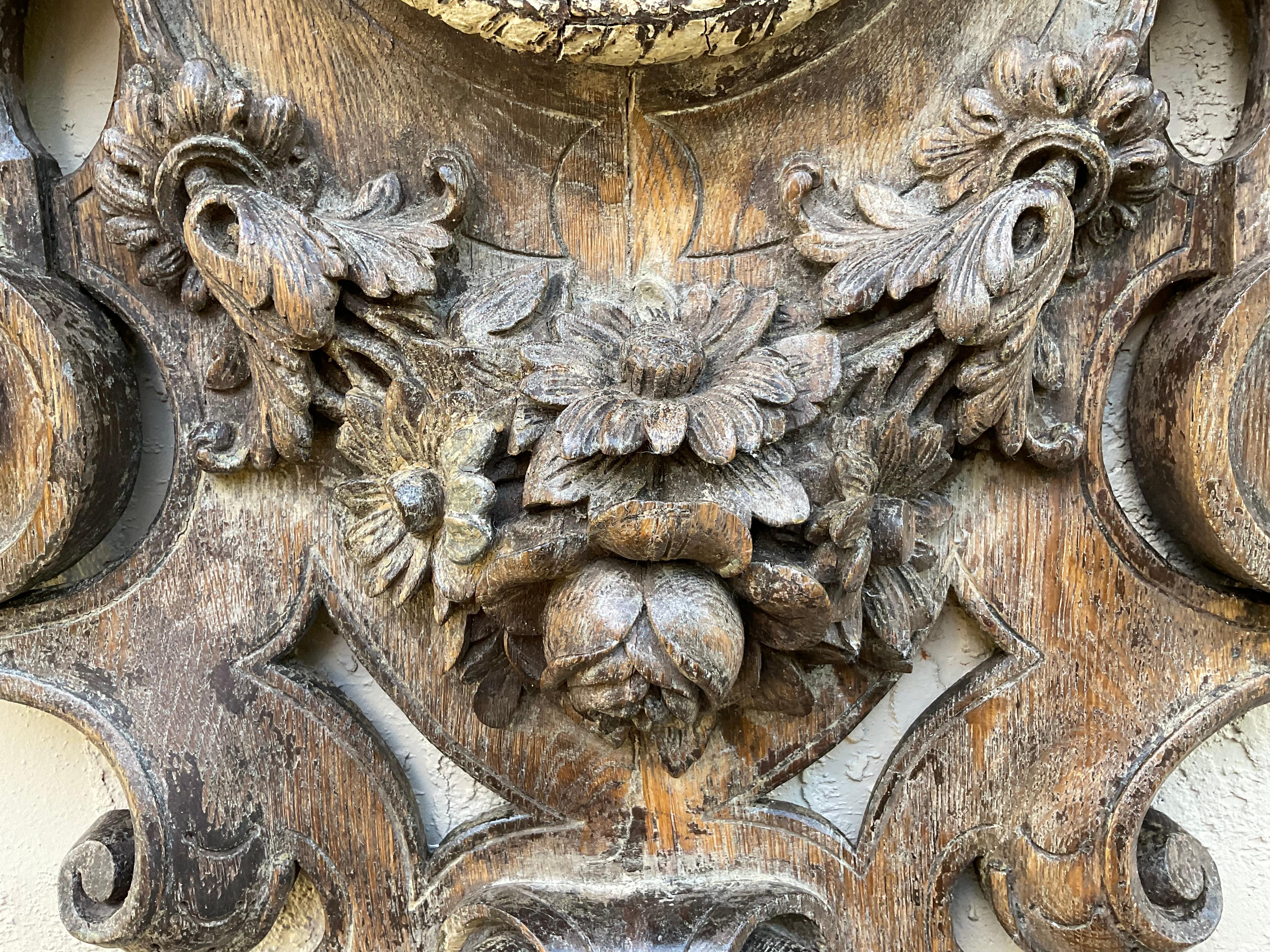 Scultura in legno di Black Forest, Cherubini con cesto floreale, specchio, XIX secolo in vendita 4
