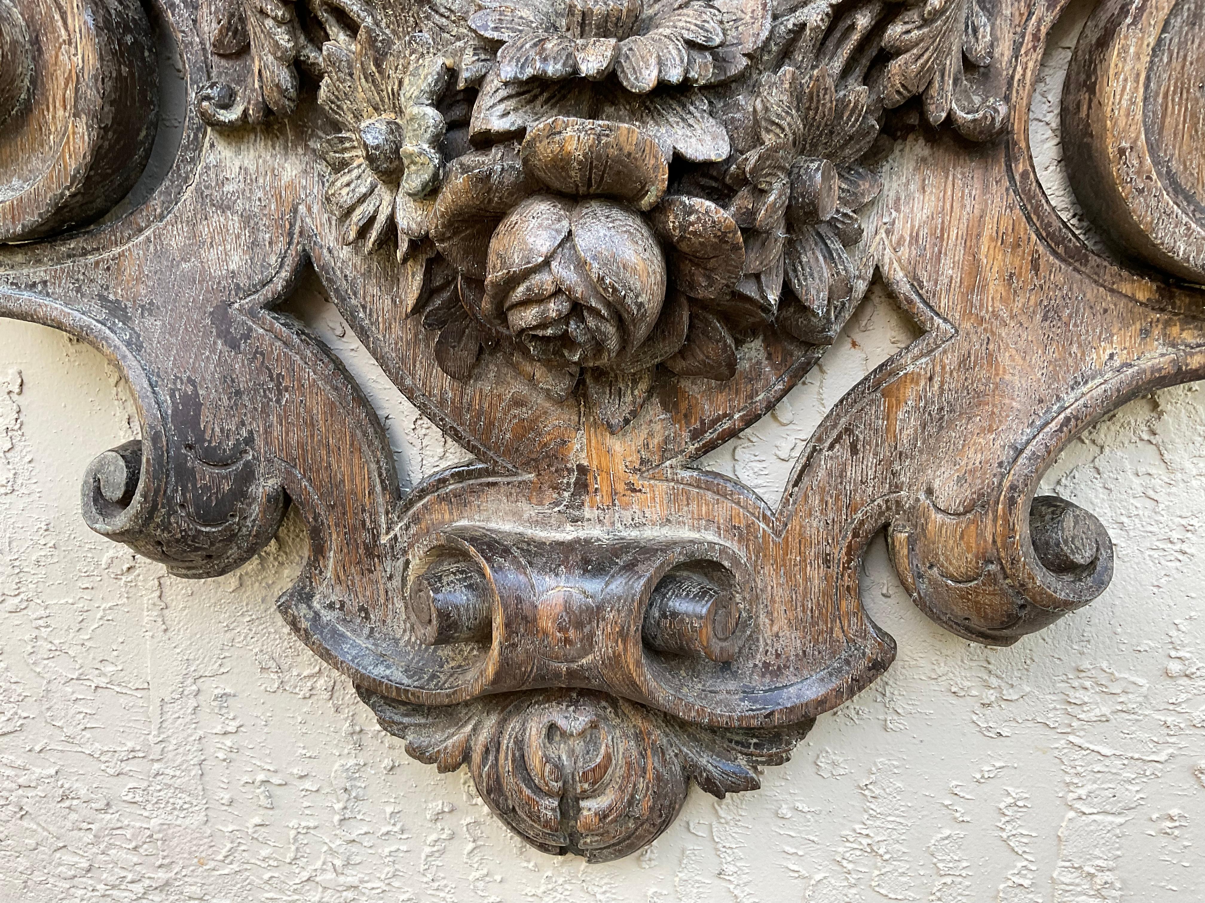 Scultura in legno di Black Forest, Cherubini con cesto floreale, specchio, XIX secolo in vendita 5