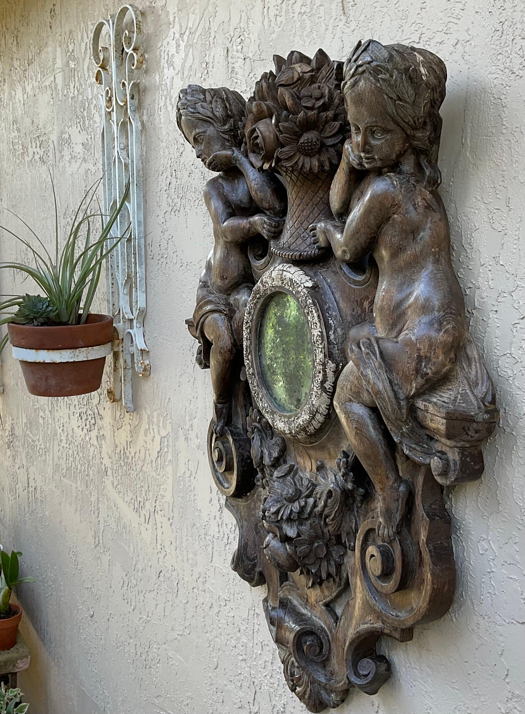 Scultura in legno di Black Forest, Cherubini con cesto floreale, specchio, XIX secolo in vendita 6